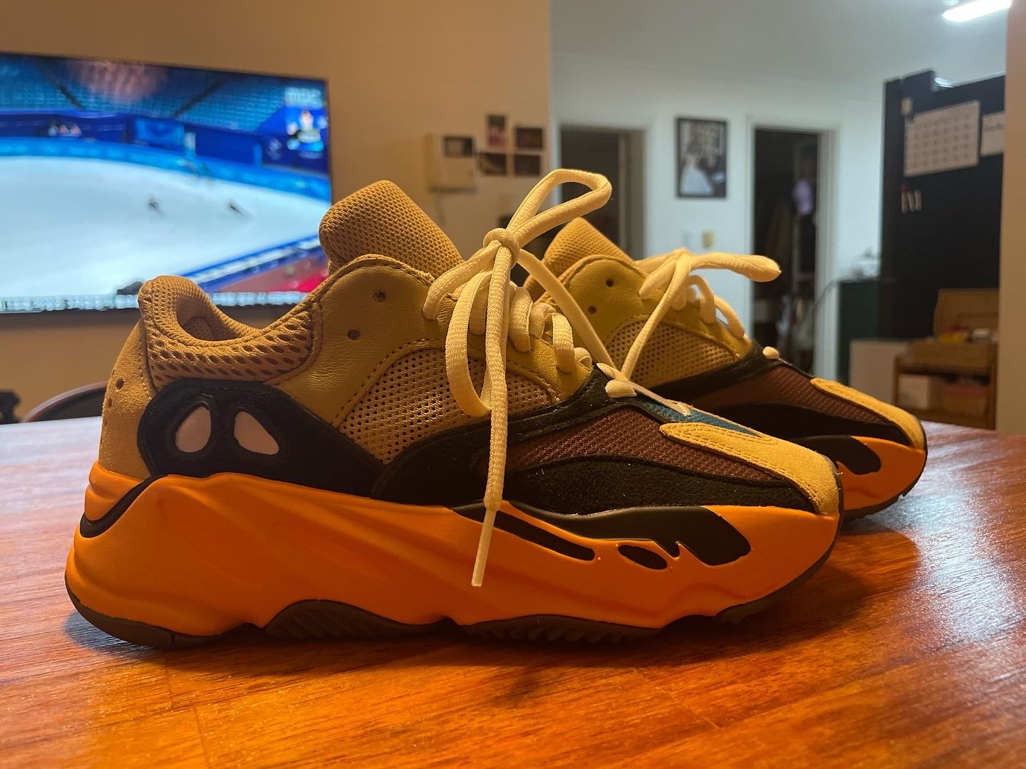 Adidas Yeezy Boost 700 Enflame Amber 착용 스타일 - 3