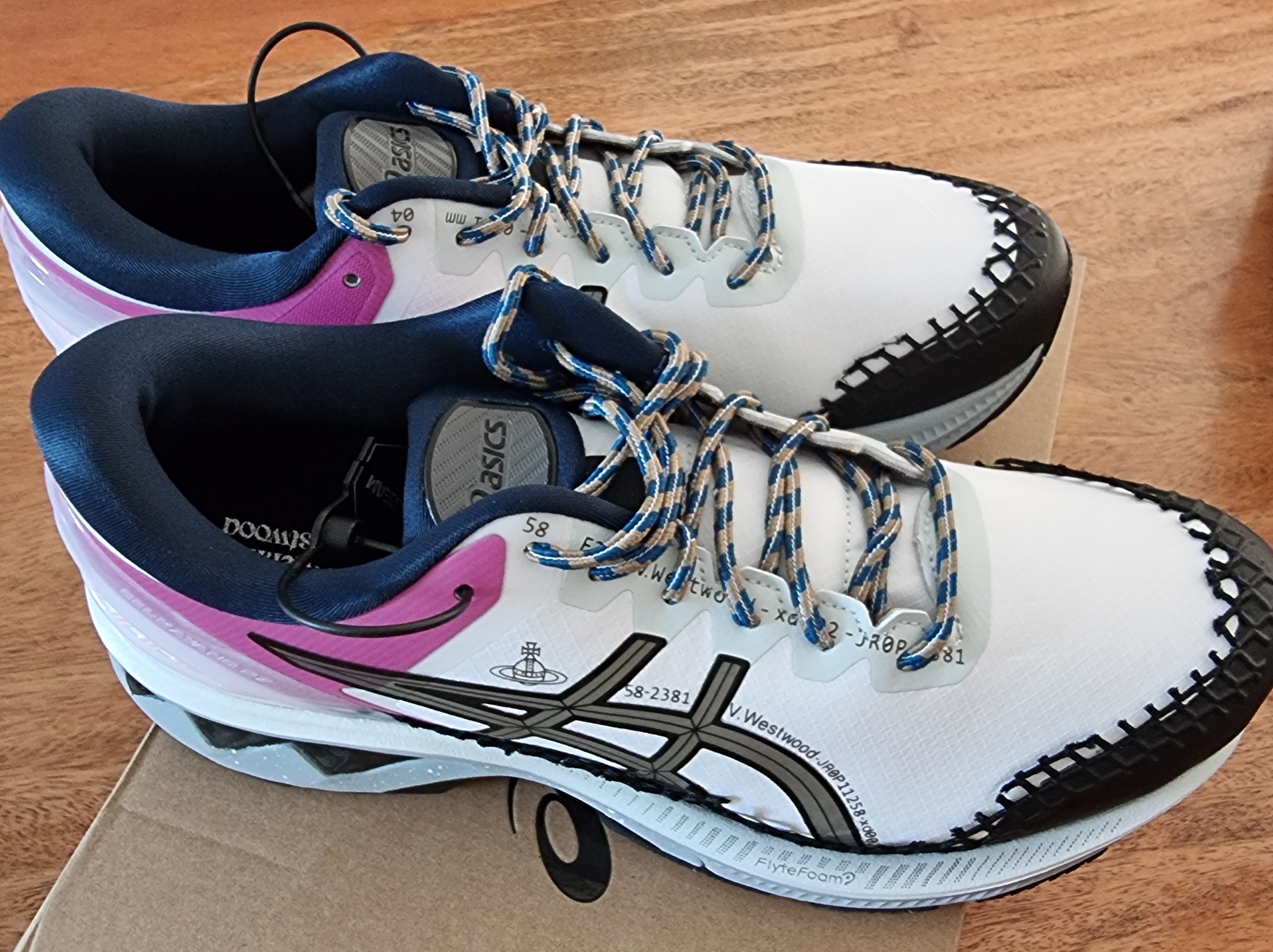 Asics x Vivienne Westwood Gel-Kayano 27 DE White 착용 스타일