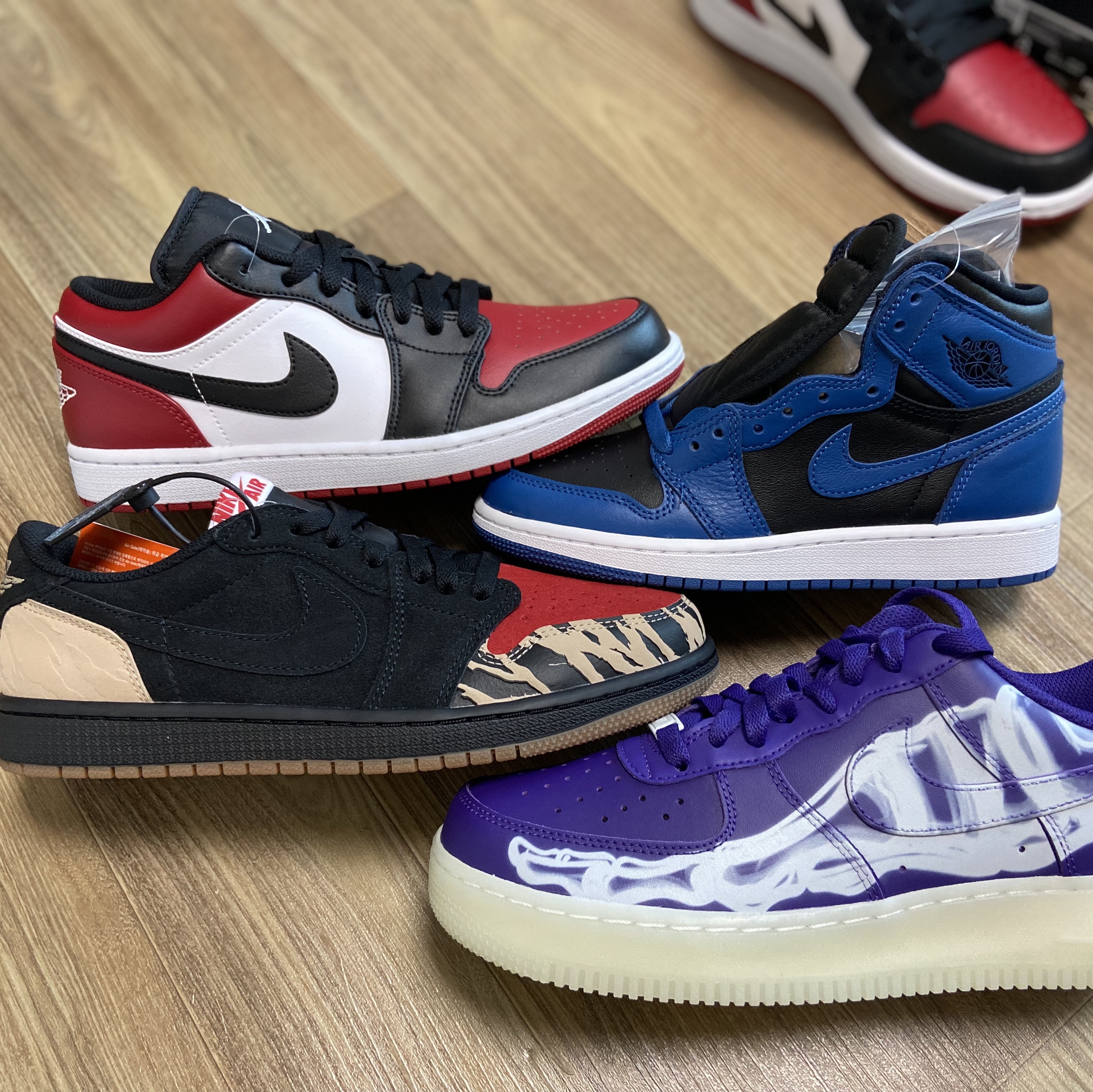 Jordan 1 Low Bred Toe, Jordan 1 x SoleFly Retro Low OG SP Black and Sport Red 착용 스타일