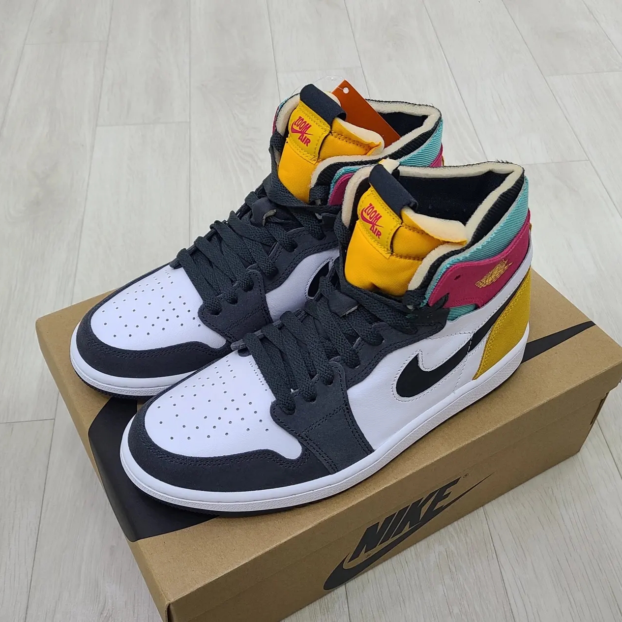 Jordan 1 Zoom Air CMFT Anthracite Pink Gold 착용 스타일 - 2