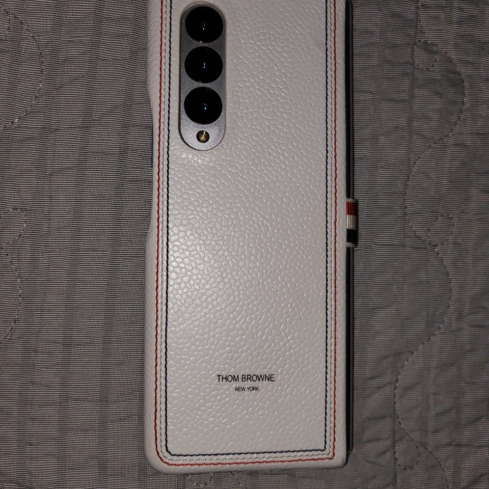Samsung Galaxy Z Fold3 Thom Browne Edition (Korean Ver.) 착용 스타일 - 1