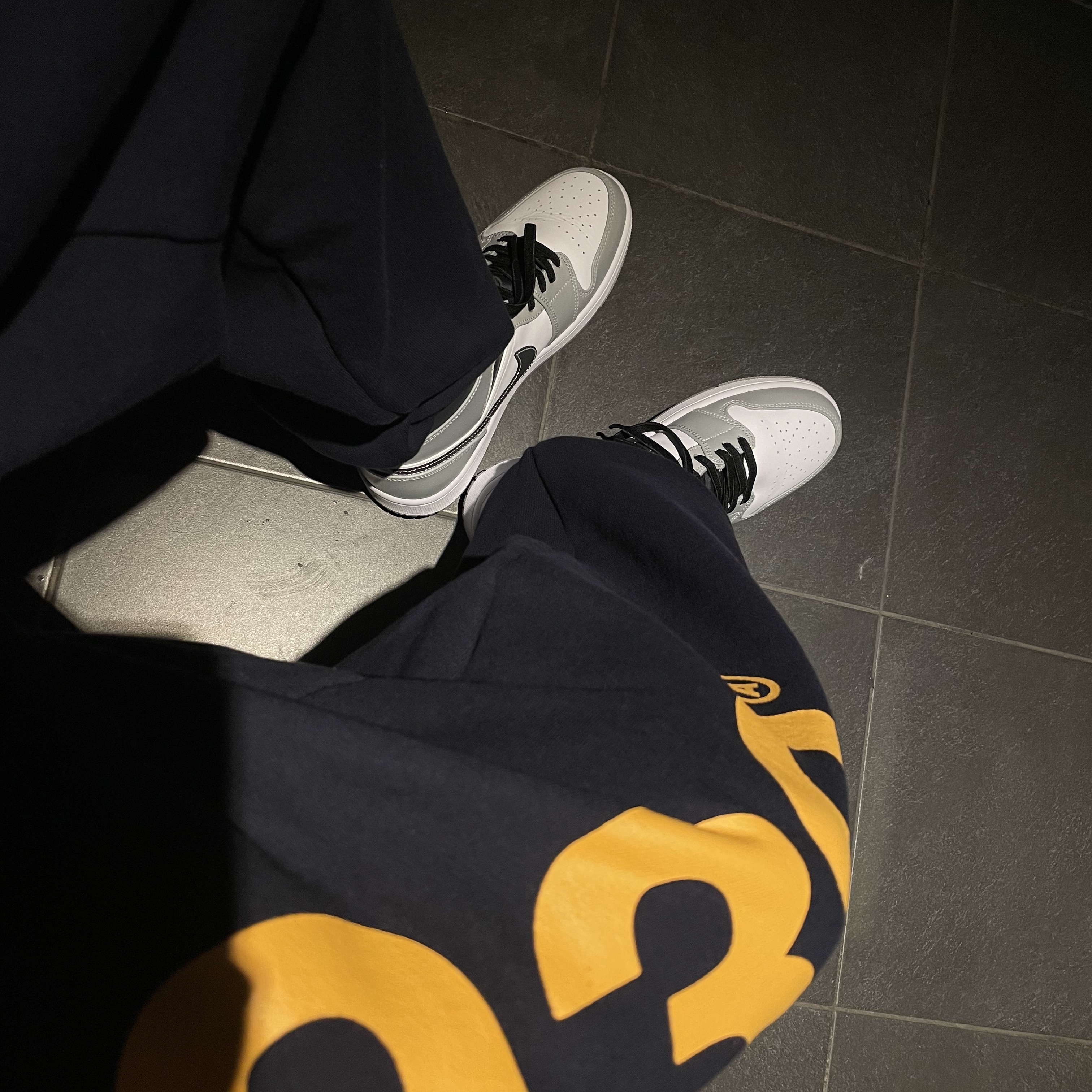Nike Dunk Low Retro Championship Goldenrod, Jordan 1 Mid Light Smoke Grey Anthracite 착용 스타일 - 2