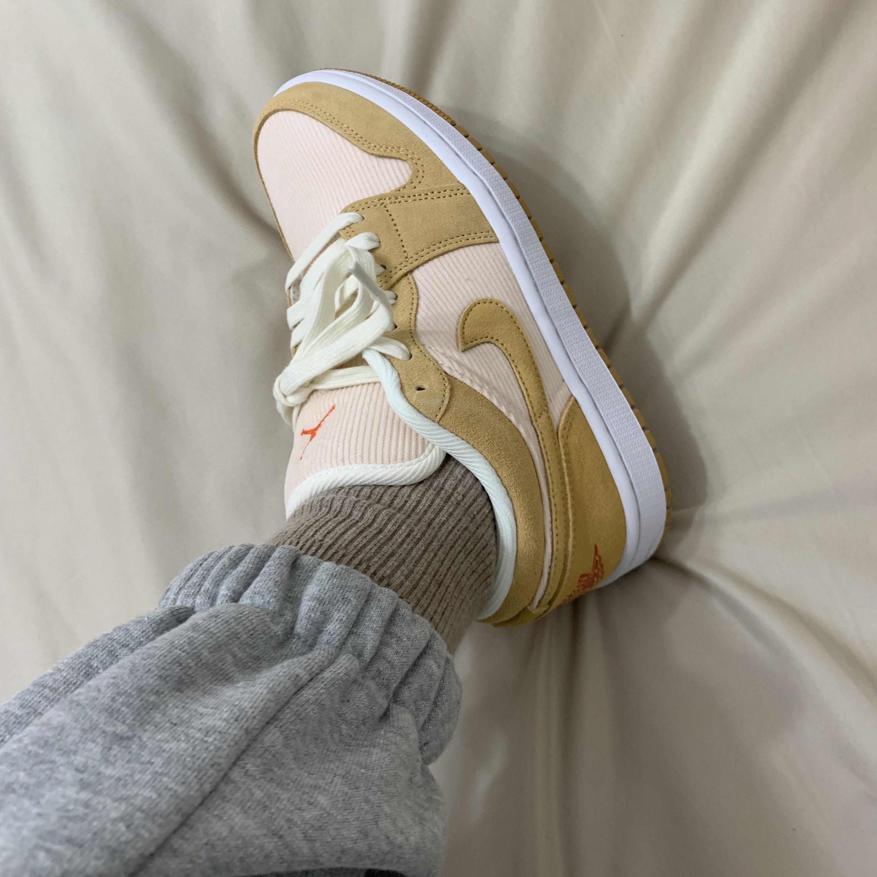 (W) Jordan 1 Low SE Corduroy Tan 착용 스타일