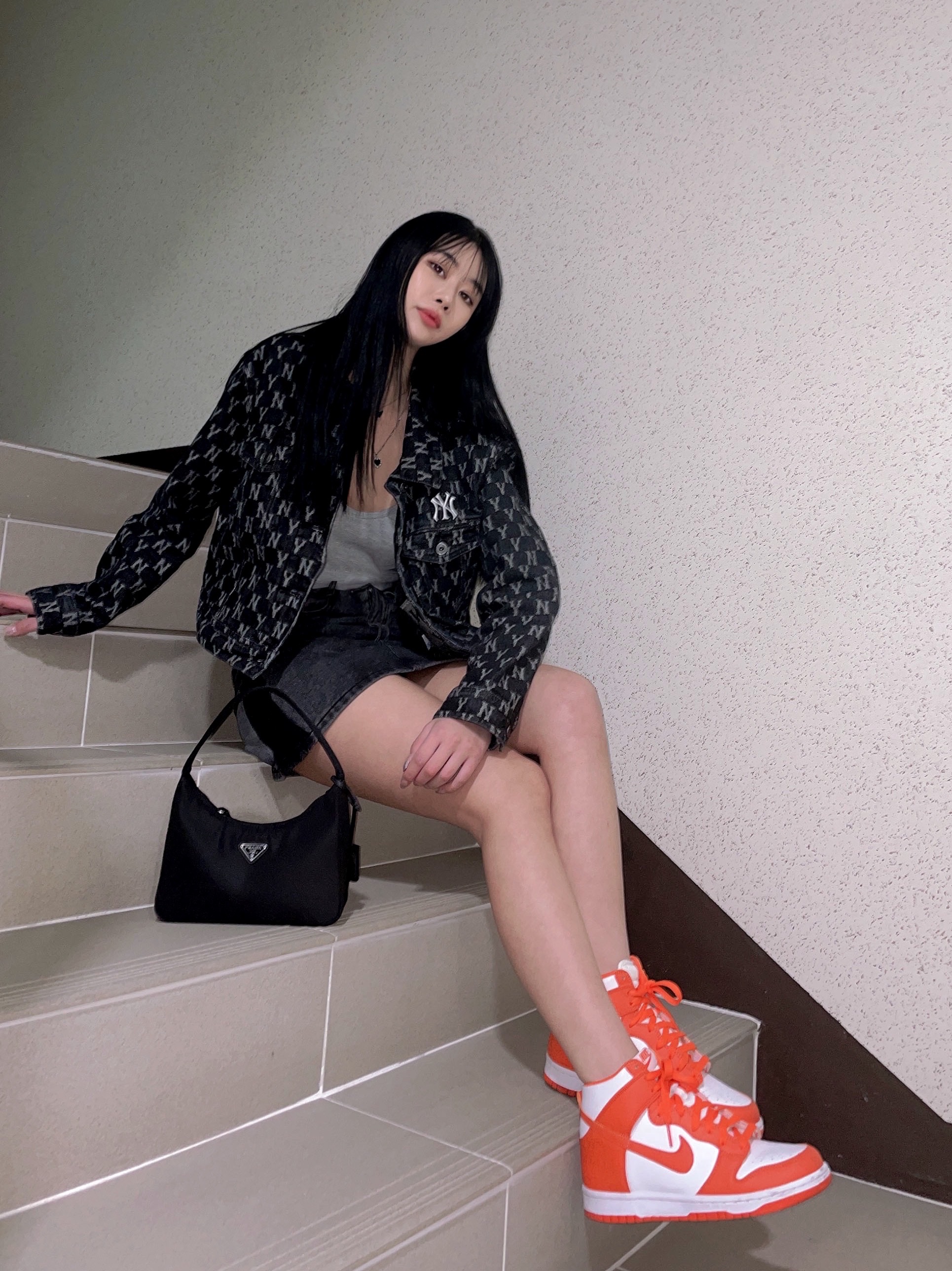 Prada Re-Edition 2000 Re-Nylon Mini Shoulder Bag Black, (W) Nike Dunk High Orange Blaze 착용 스타일 - 2