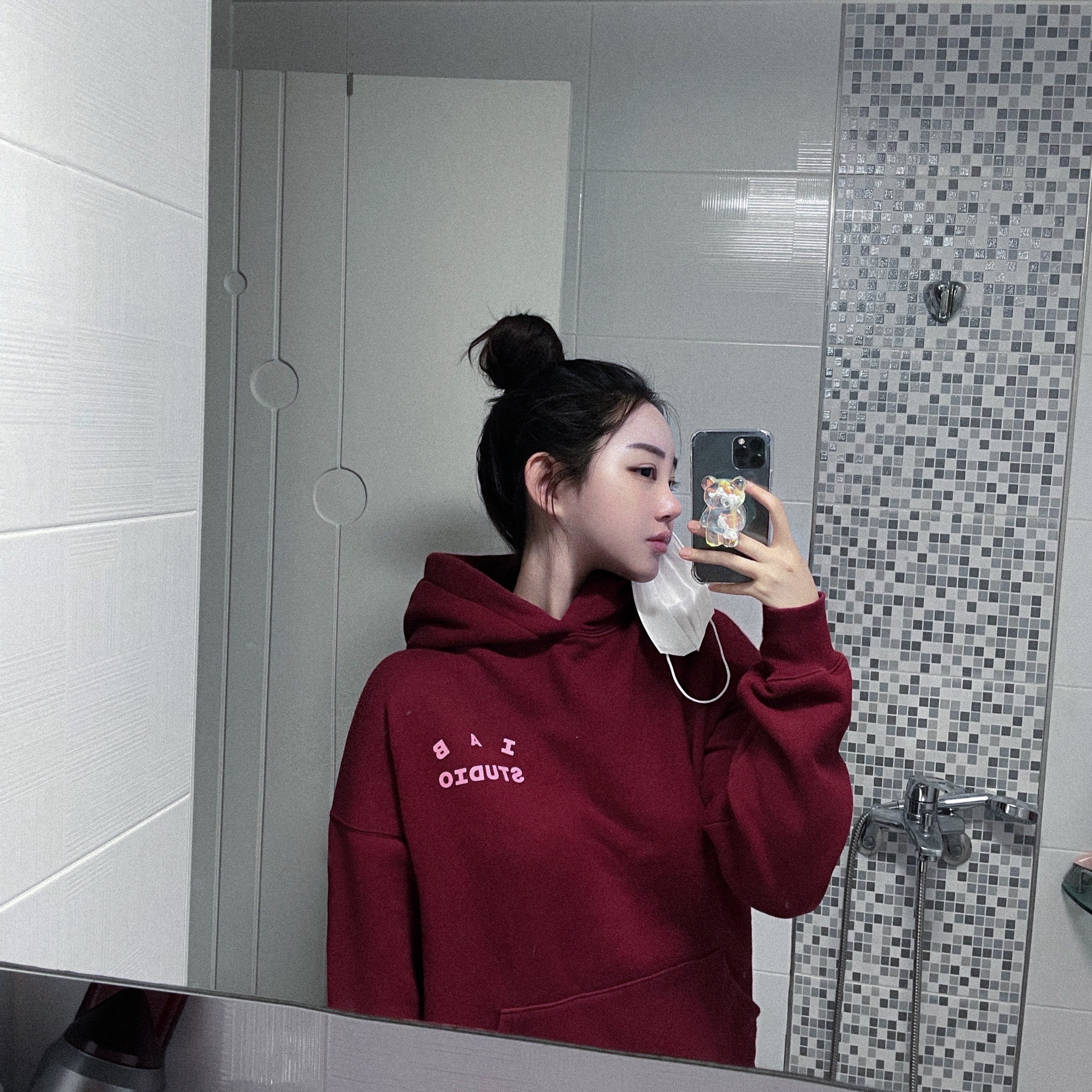 IAB Studio Hoodie Raspberry 착용 스타일