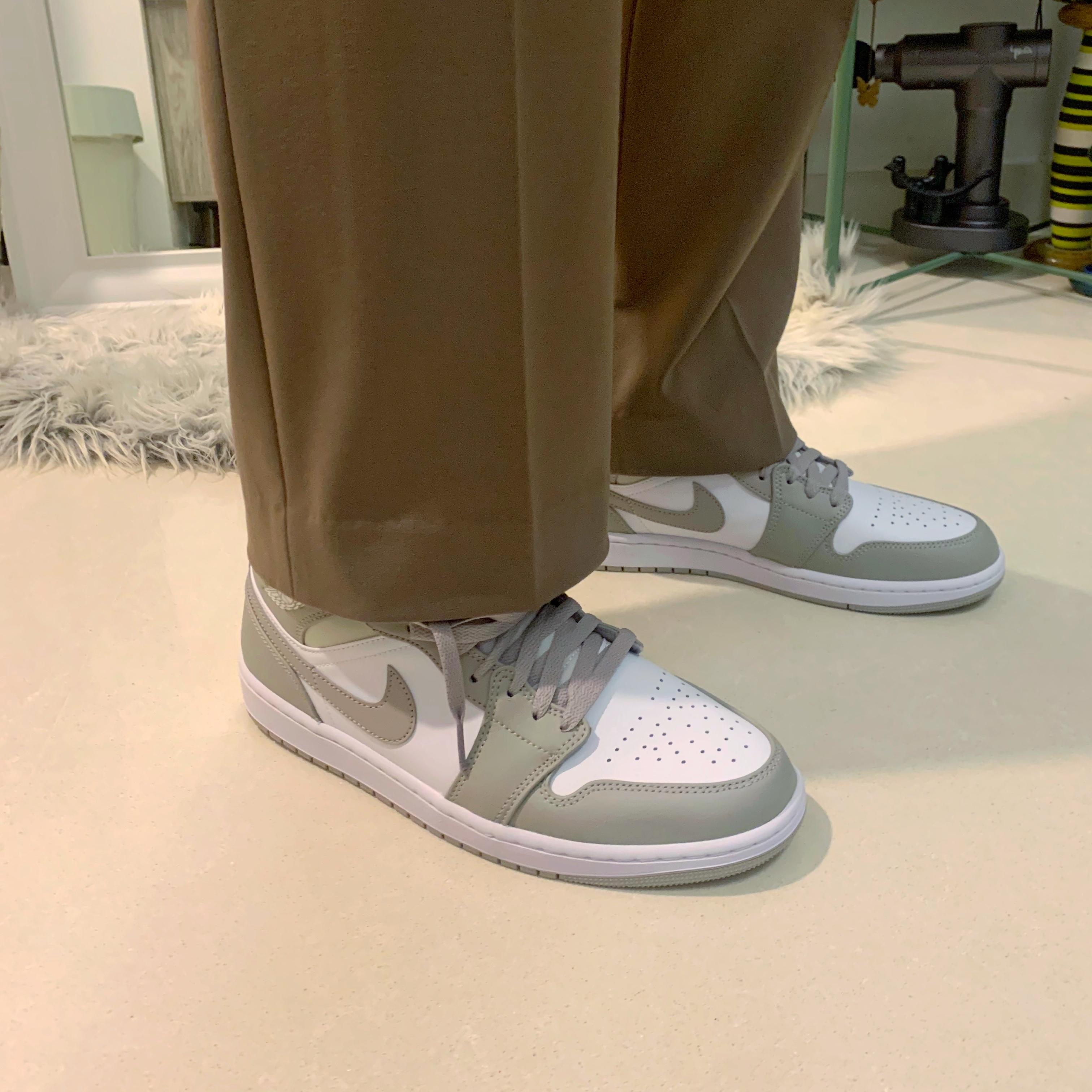 Jordan 1 Mid College Grey 착용 스타일 - 3