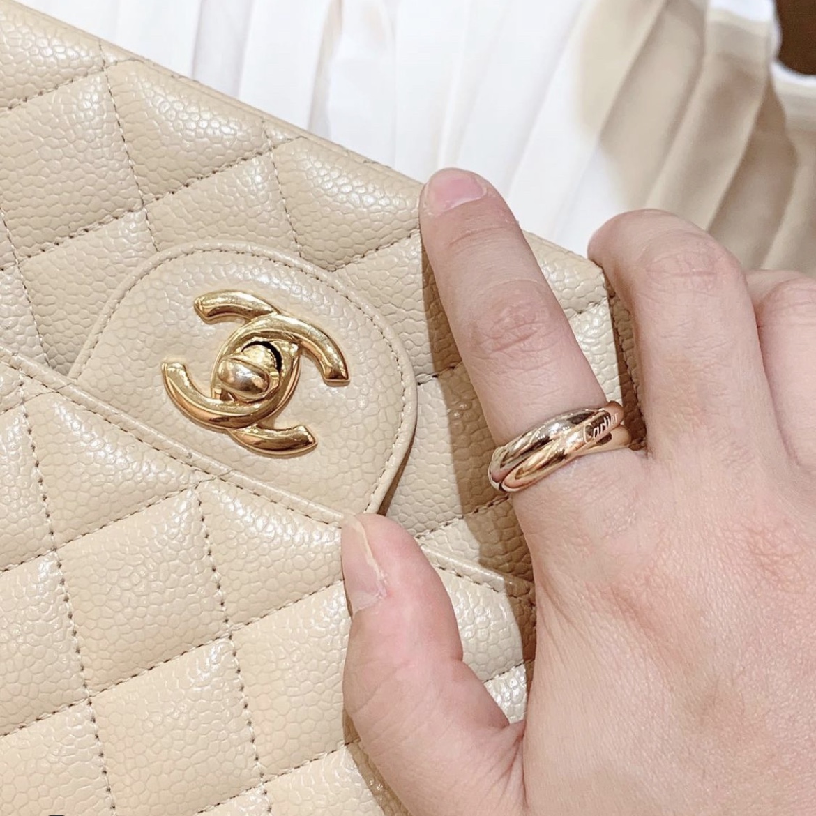 Chanel Medium Classic Handbag Grained Calfskin & Gold Beige 착용 스타일 - 3