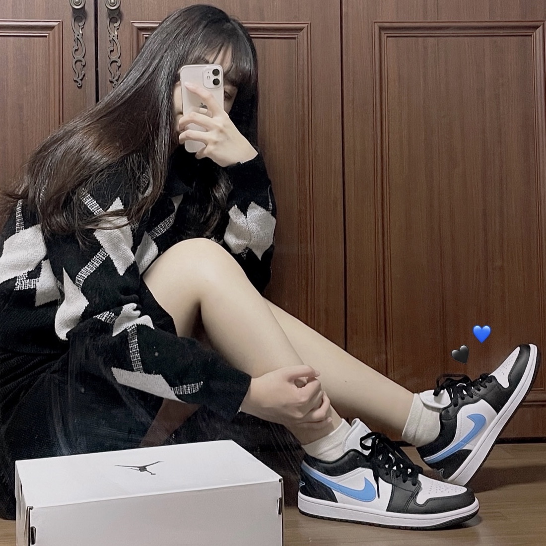 (W) Jordan 1 Low Black University Blue 착용 스타일 - 1