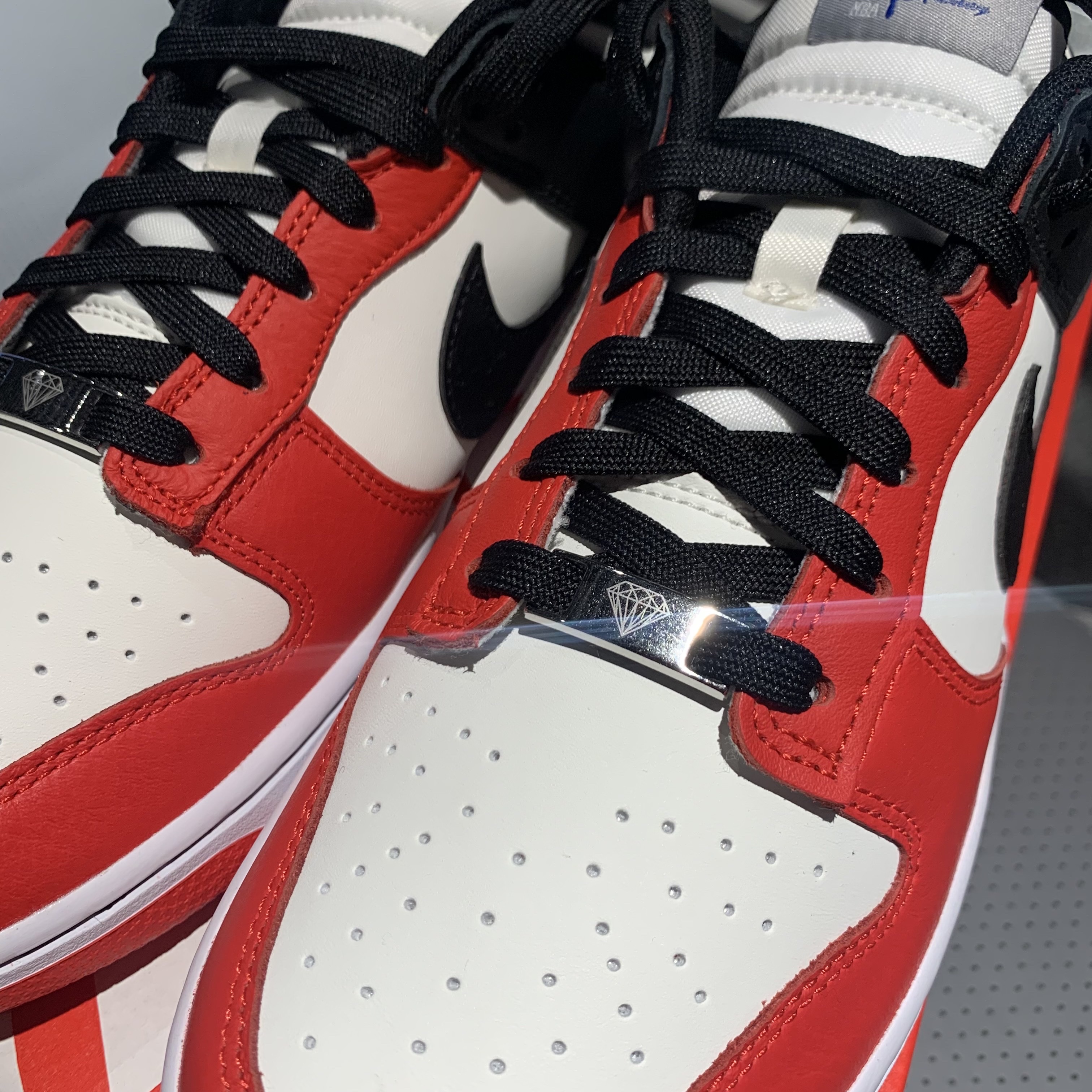 Nike x NBA Dunk Low Retro EMB Black and Chile Red 착용 스타일