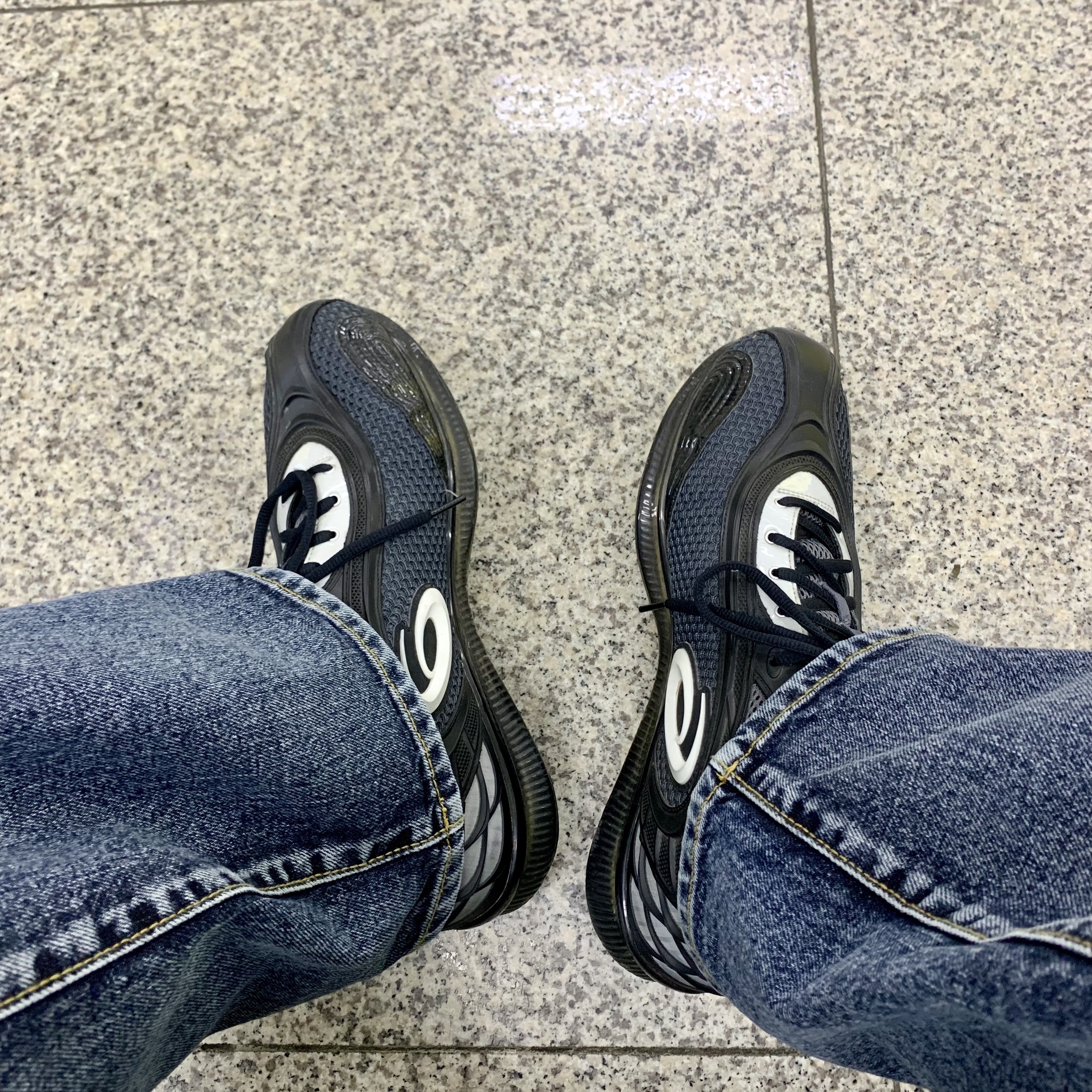 Asics x Kiko Kostadinov Gel Sokat Infinity Dark Grey, Asics x Kiko Kostadinov Gel-Sokat 2 Carrier Grey 착용 스타일 - 2