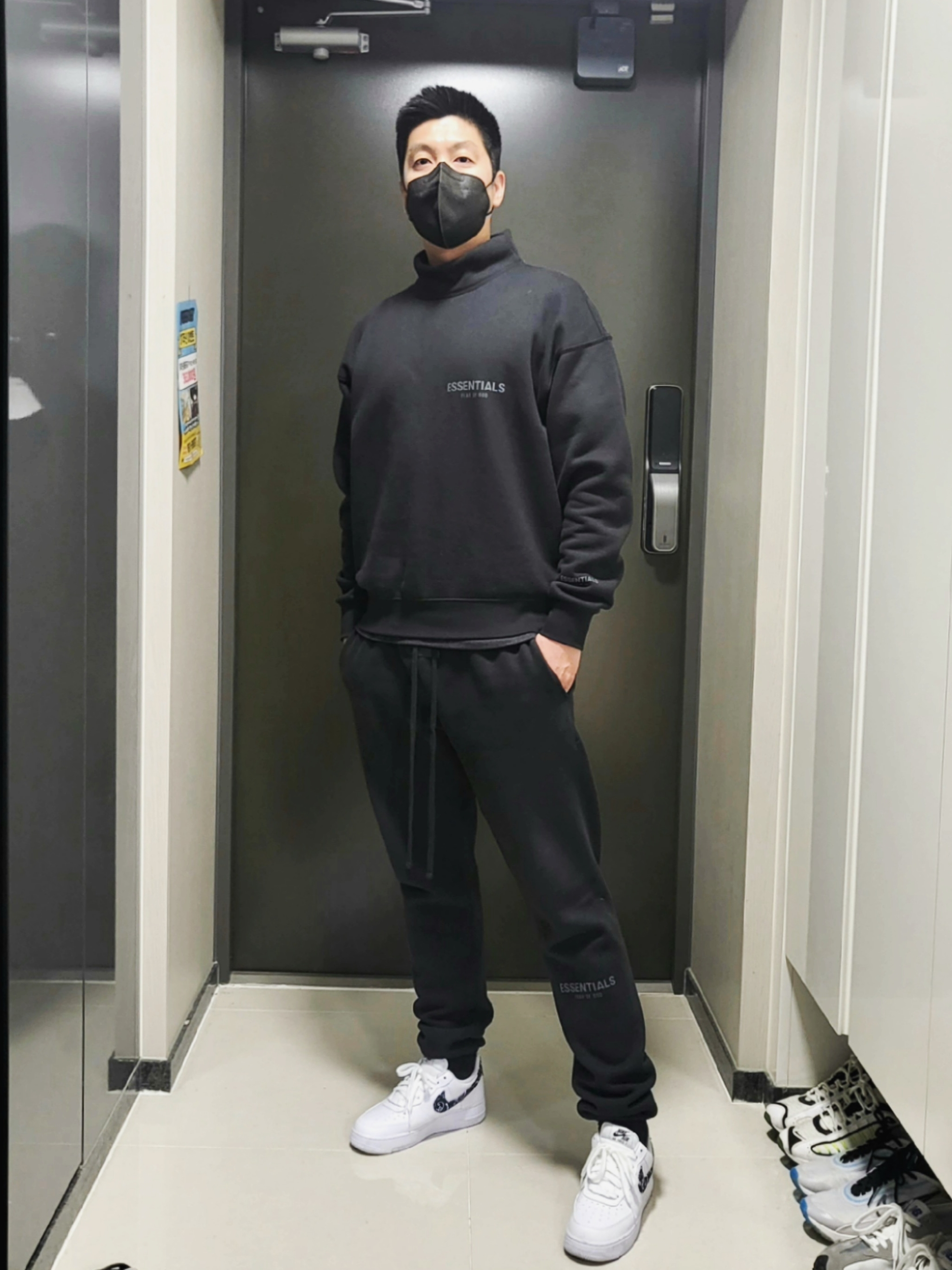 Essentials Sweatpants Black - 21SS, Essentials The Core Collection Pullover Mockneck Black 착용 스타일