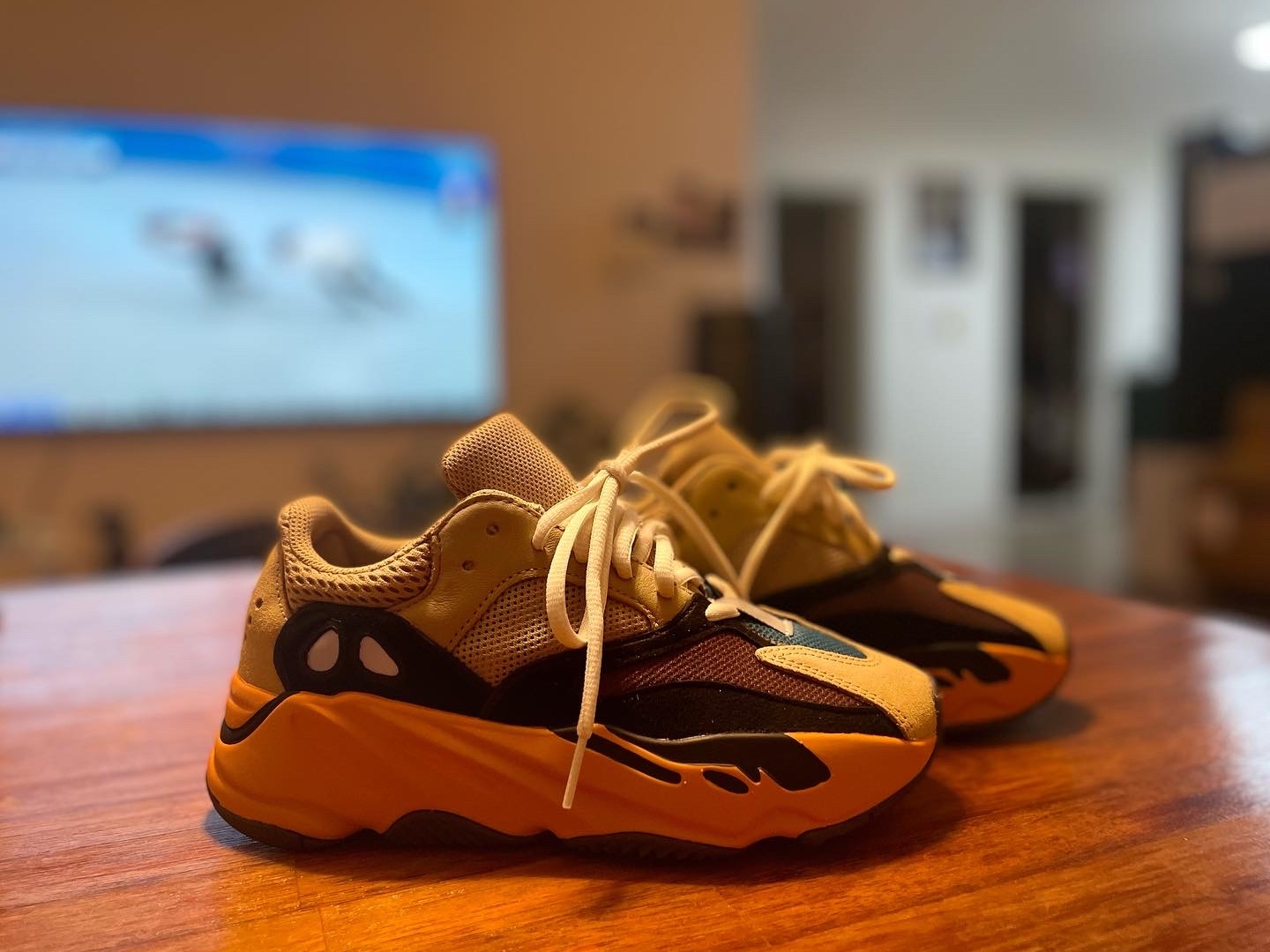 Adidas Yeezy Boost 700 Enflame Amber 착용 스타일 - 1