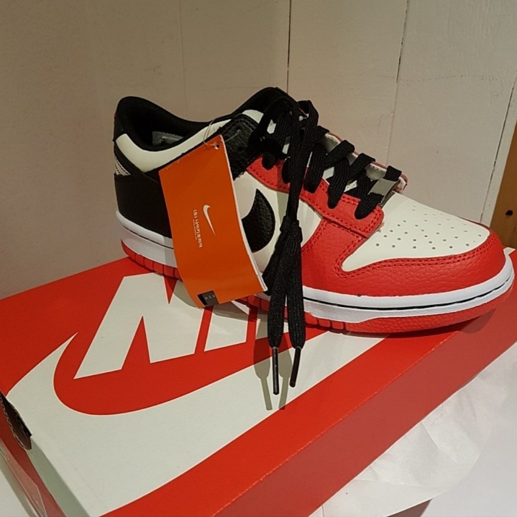 (GS) Nike x NBA Dunk Low Black and Chile Red 착용 스타일 - 1
