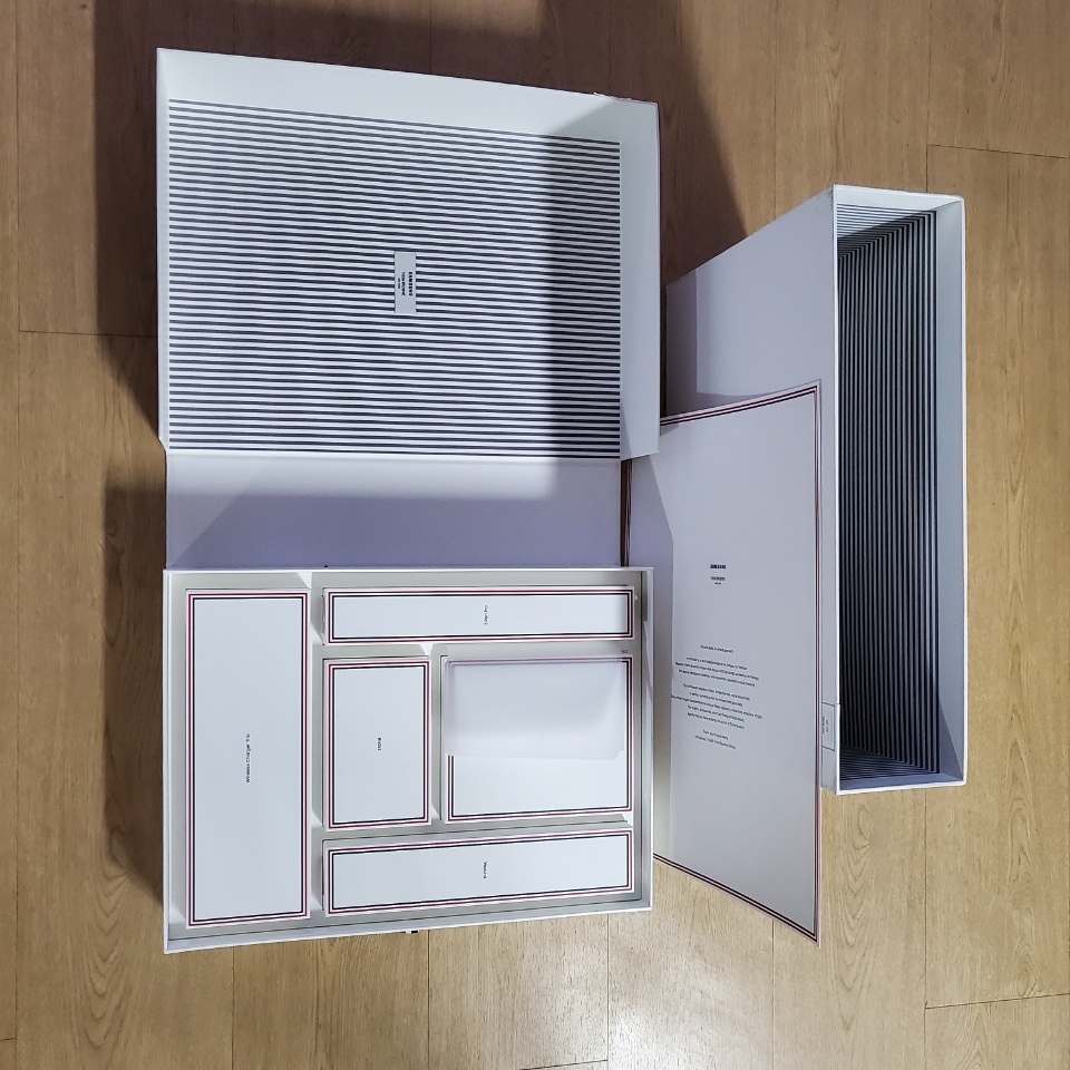 Samsung Galaxy Z Fold3 Thom Browne Edition (Korean Ver.) 착용 스타일 - 4