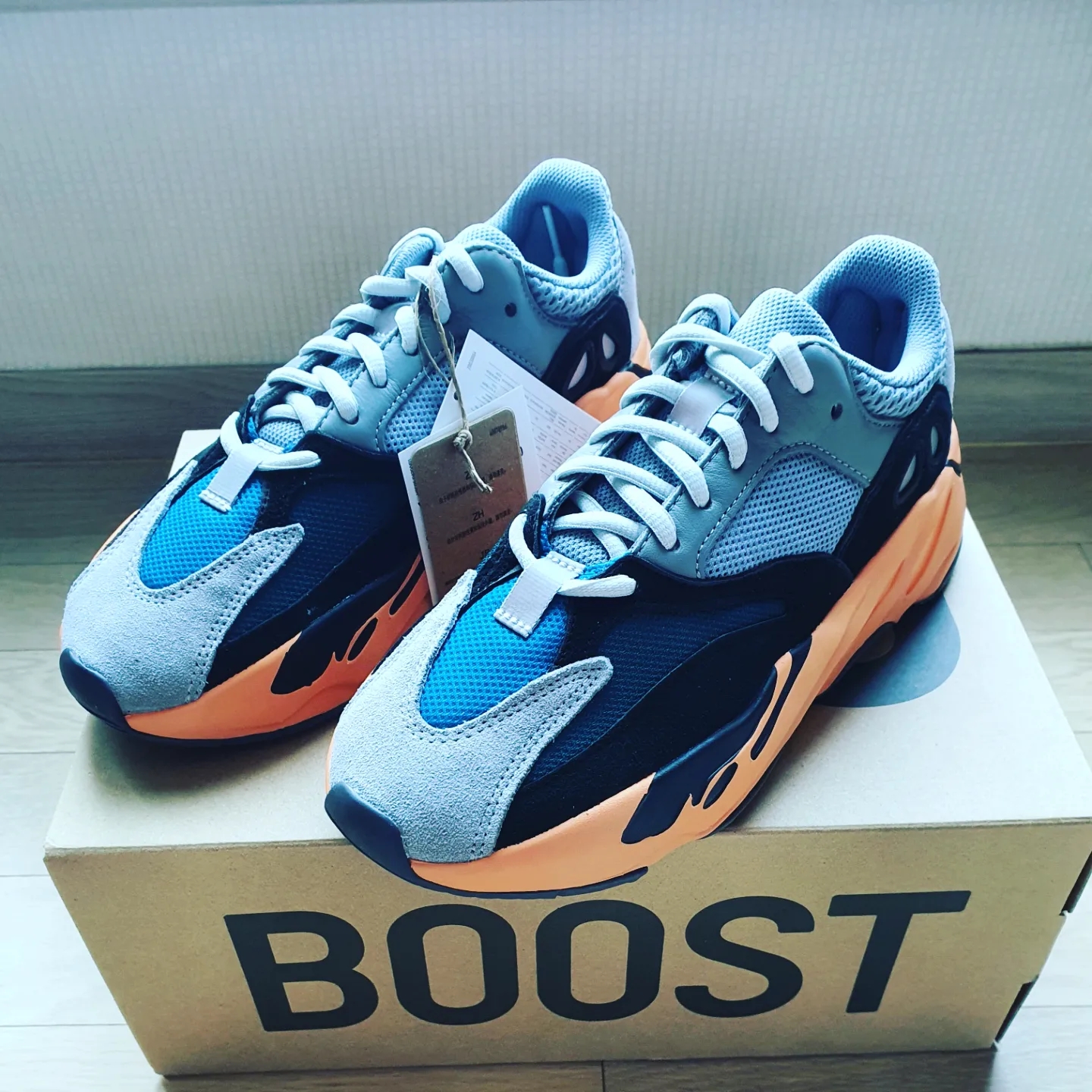 Adidas Yeezy Boost 700 Wash Orange 착용 스타일 - 1