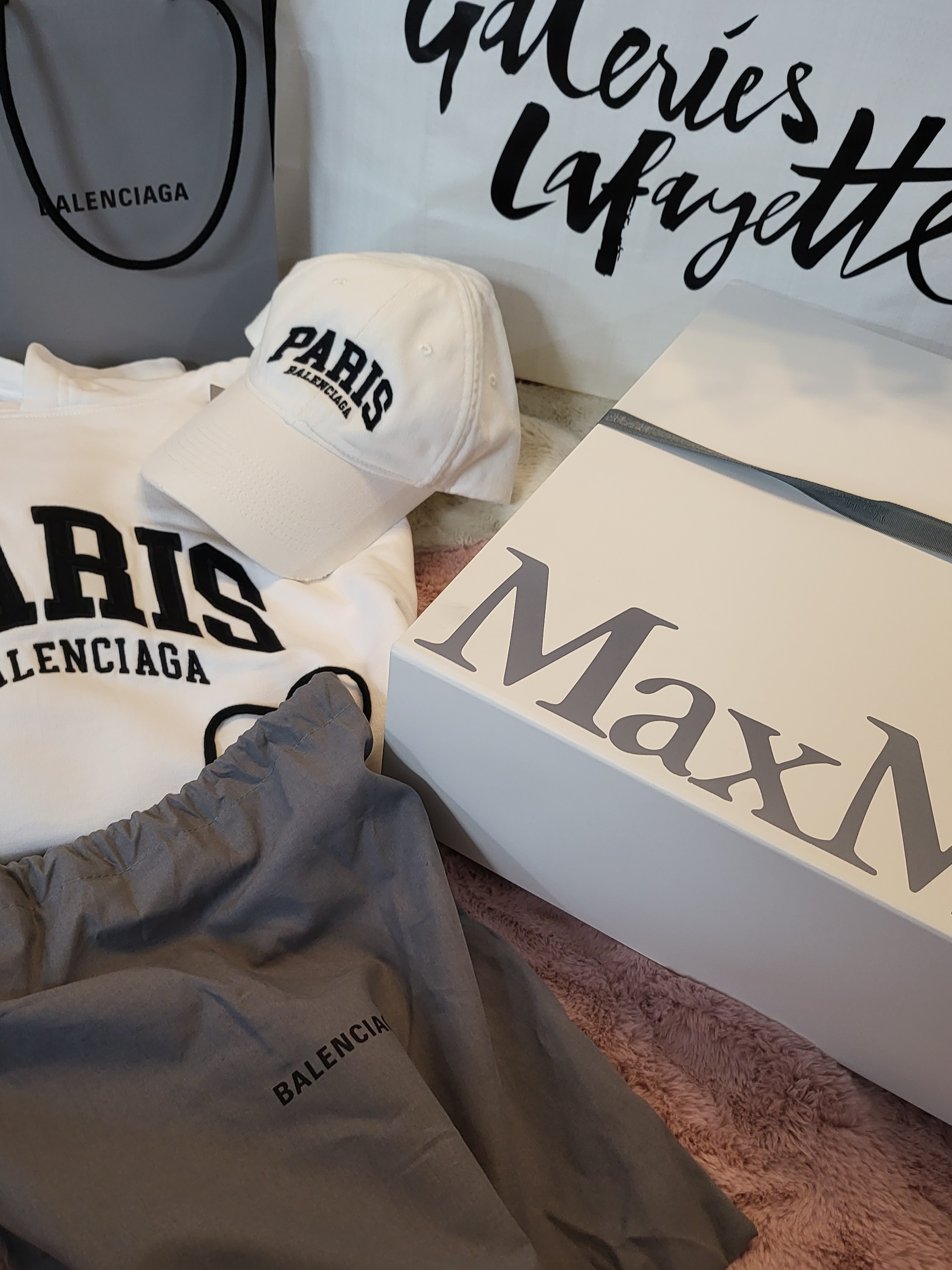 Balenciaga Cities Paris Wide Fit Hoodie Black, Balenciaga Cities Paris Cap Black 착용 스타일 - 1