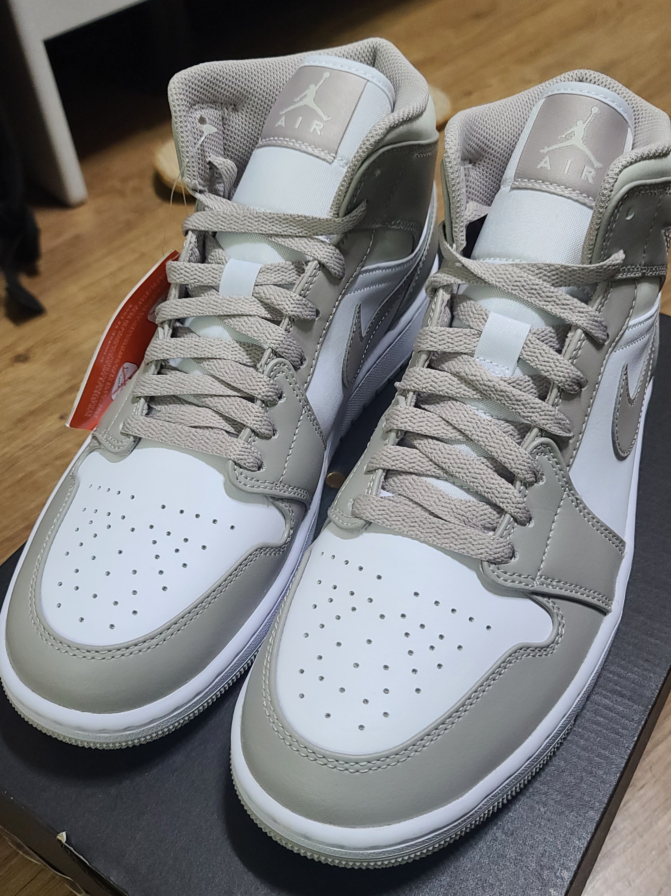 Jordan 1 Mid College Grey 착용 스타일 - 2