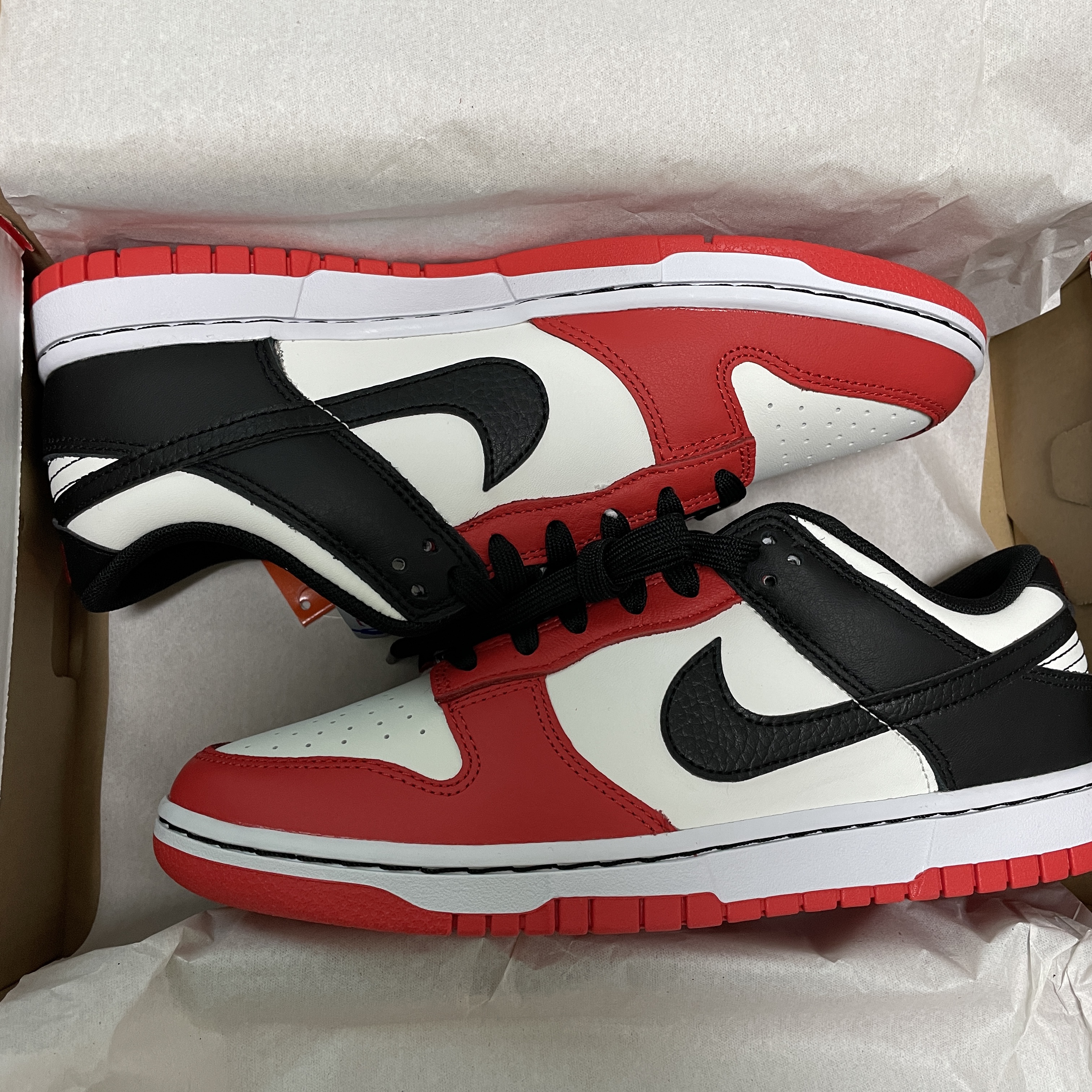 Nike x NBA Dunk Low Retro EMB Black and Chile Red 착용 스타일