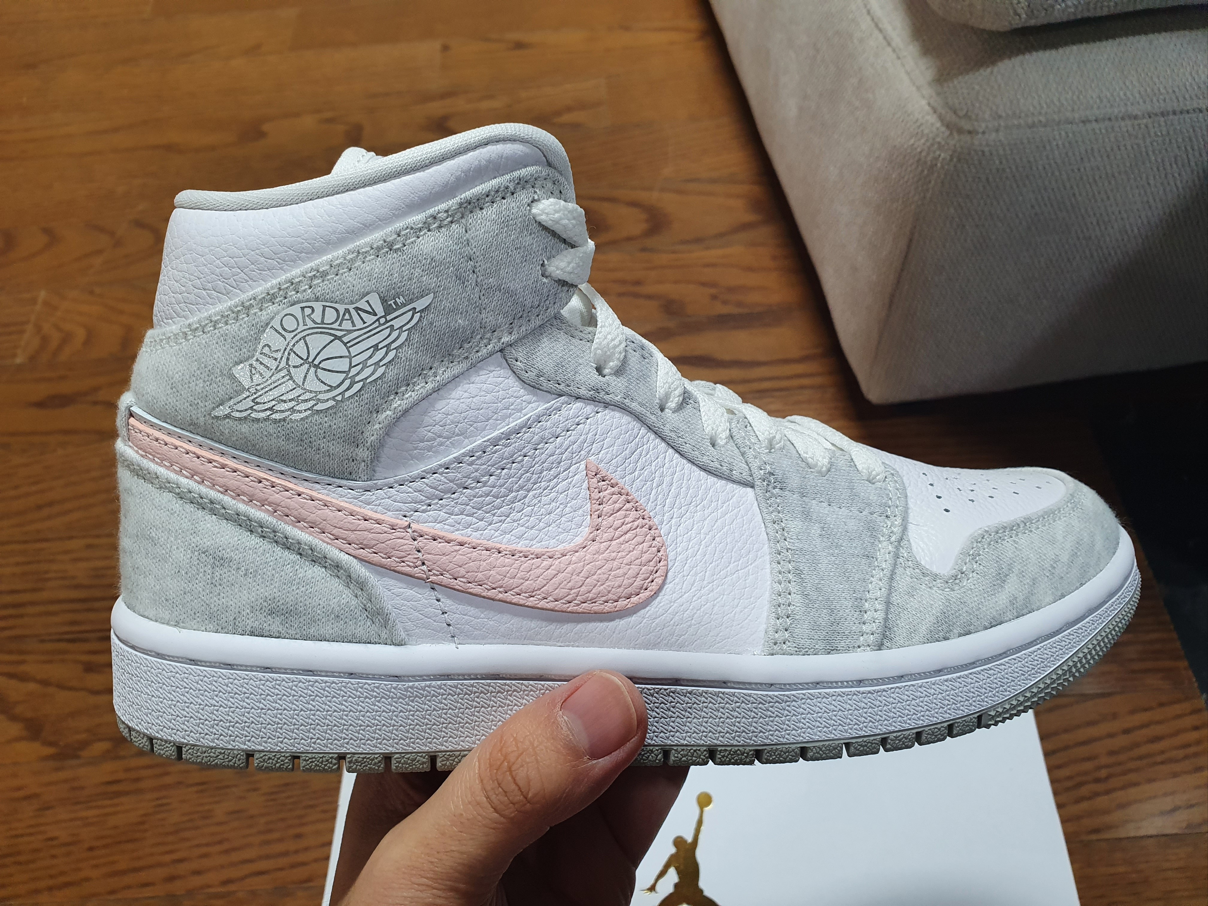 (W) Jordan 1 Mid SE Light Iron Ore 착용 스타일 - 3