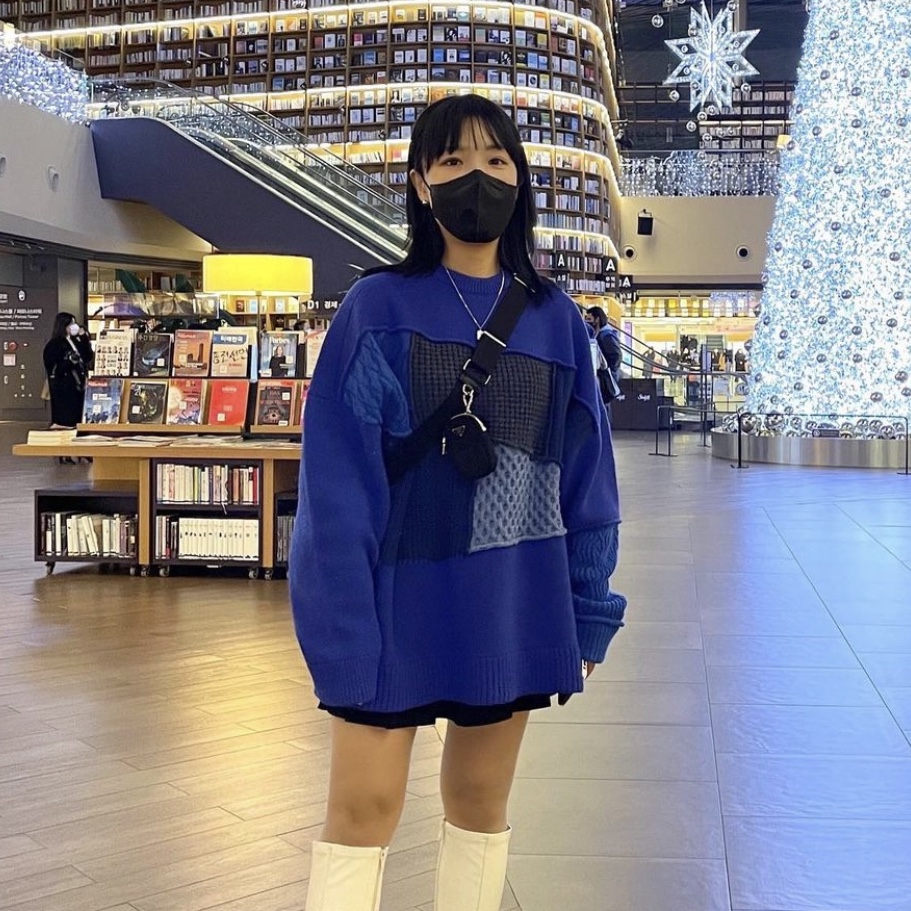 Prada Re-Edition 2005 Re-Nylon Shoulder Bag Black, Zara x Ader Error Patchwork Oversize Sweater Blue 착용 스타일 - 2