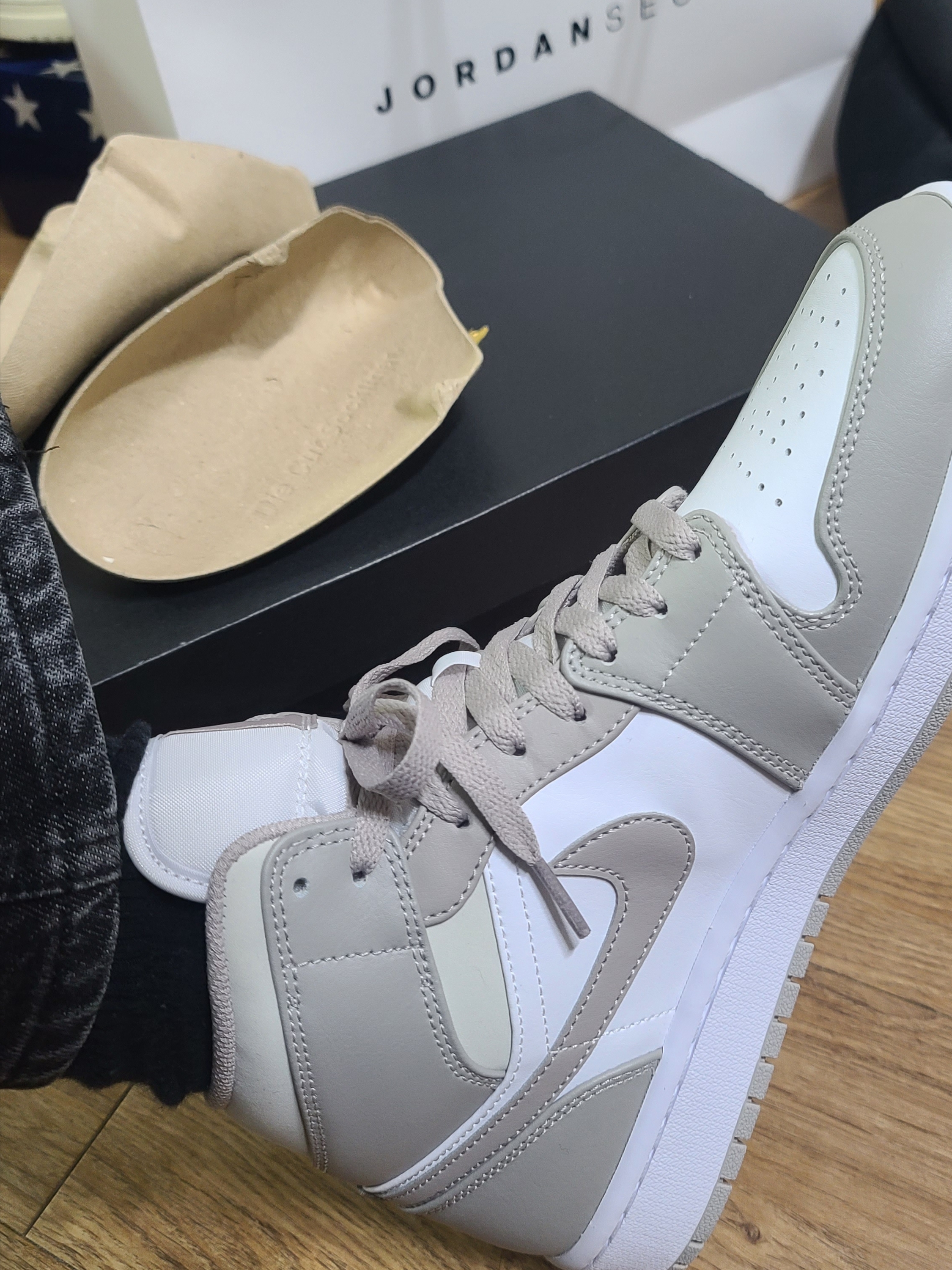Jordan 1 Mid College Grey 착용 스타일 - 3