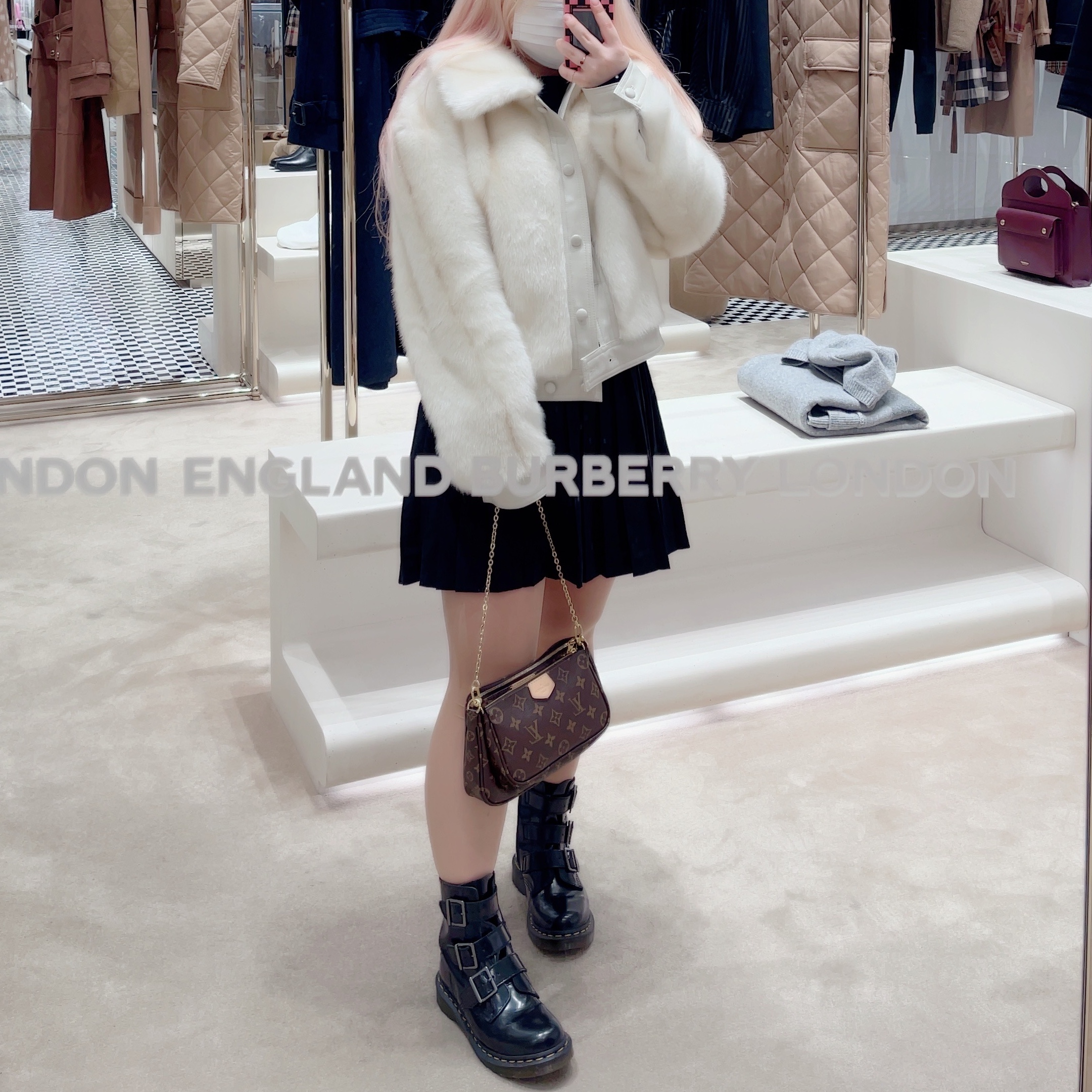 Louis Vuitton Multi Pochette Accessoires Monogram Khaki 착용 스타일