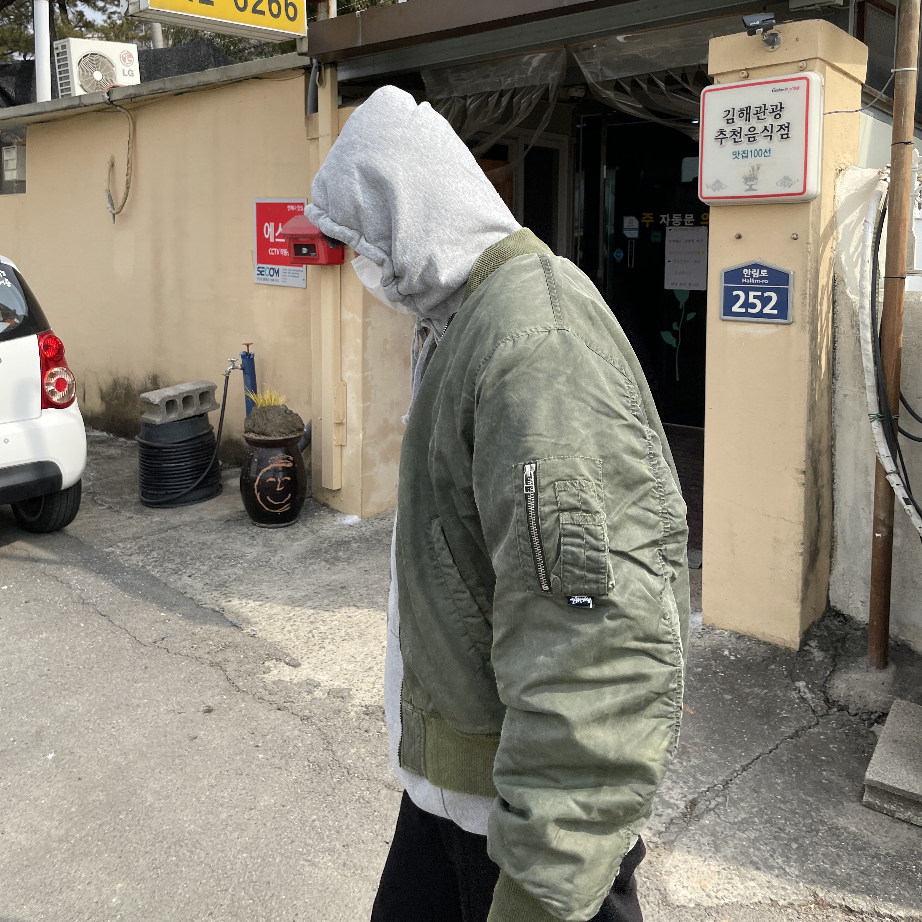 Stussy Dyed Nylon Bomber Olive, Jordan 1 x Travis Scott Retro Low OG SP Mocha 착용 스타일 - 1