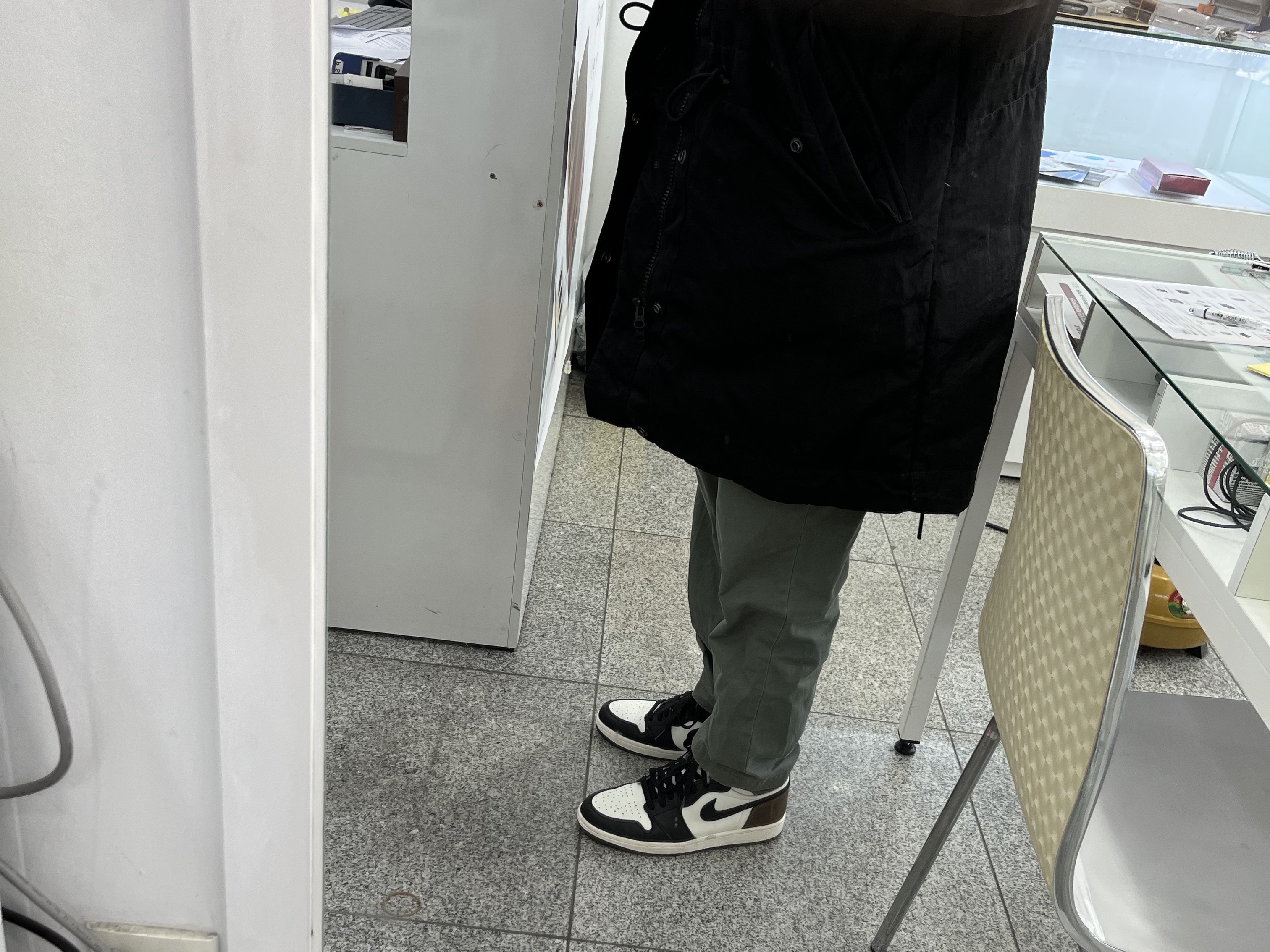 Jordan 1 Retro High OG Black Mocha 착용 스타일 - 2