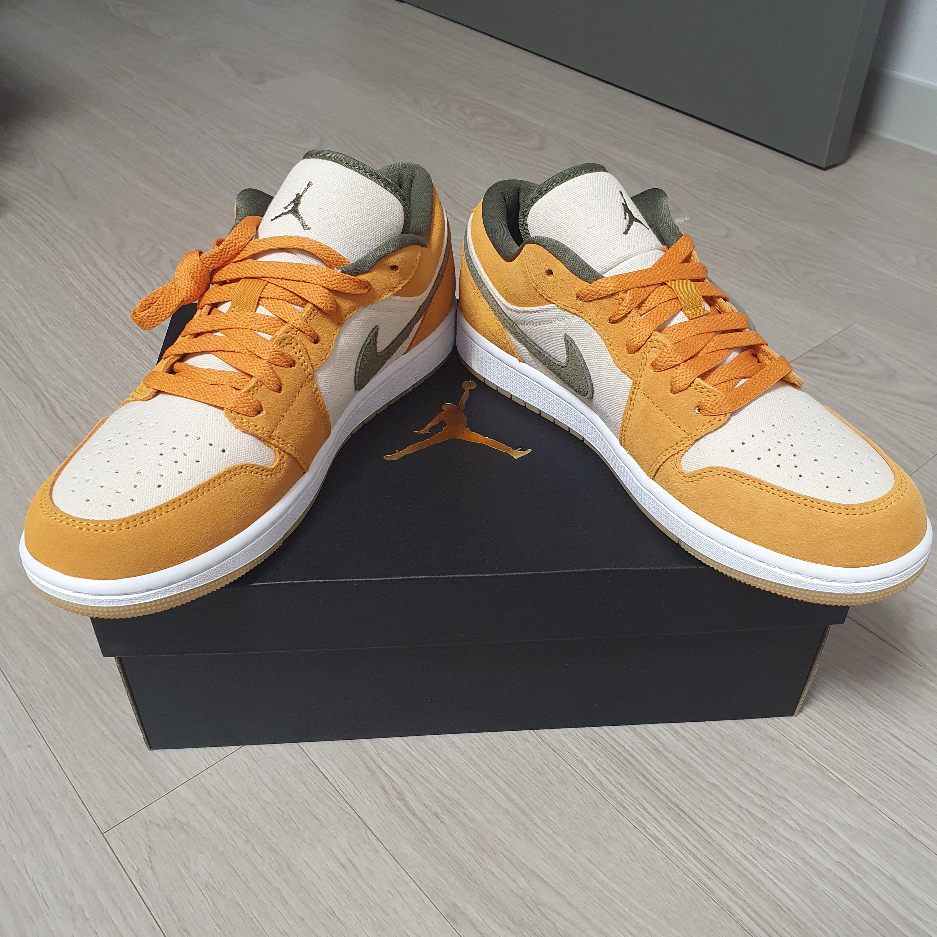 Jordan 1 Low SE Light Curry 착용 스타일 - 1