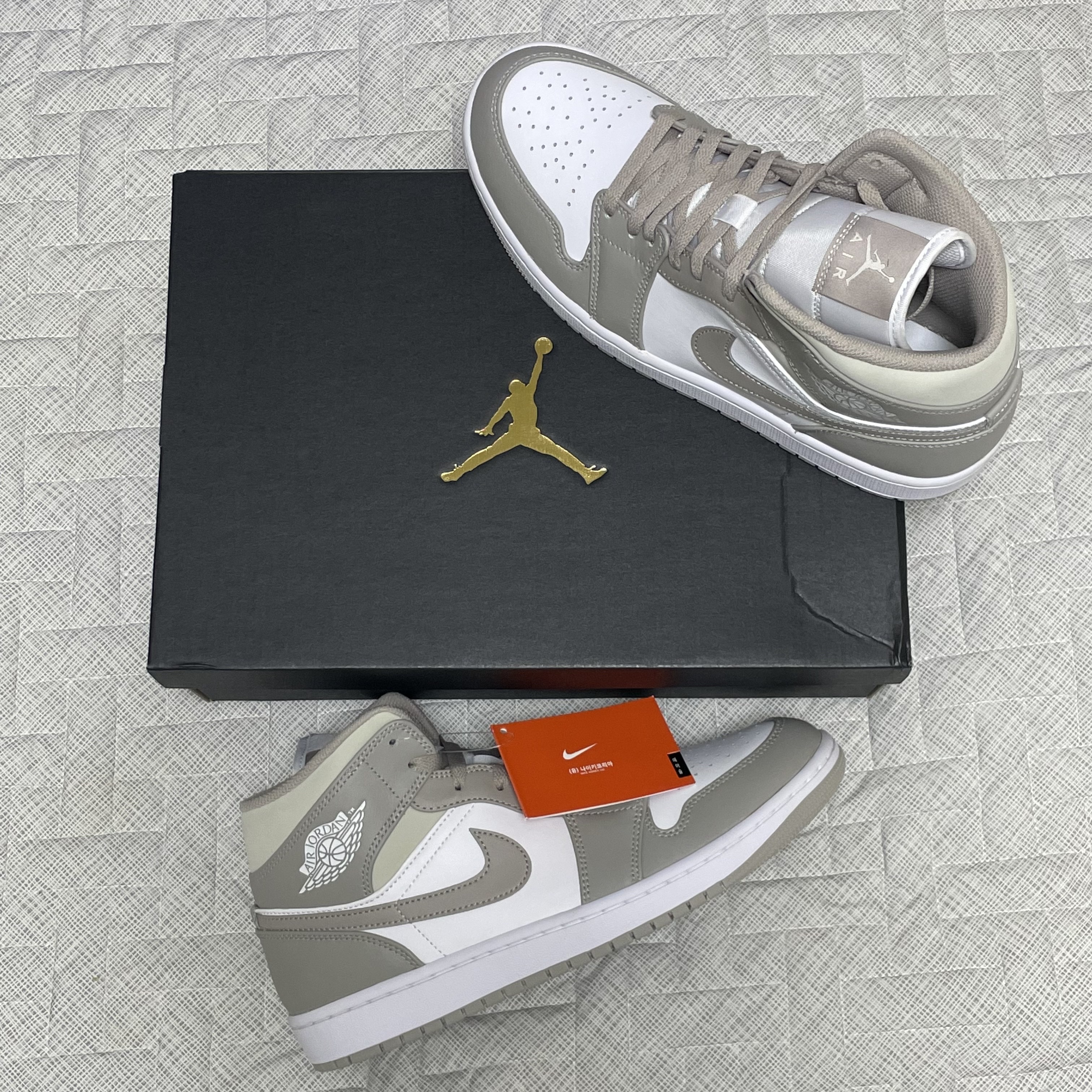 Jordan 1 Mid College Grey ์ฐฉ์ฉ ์คํ์ผ