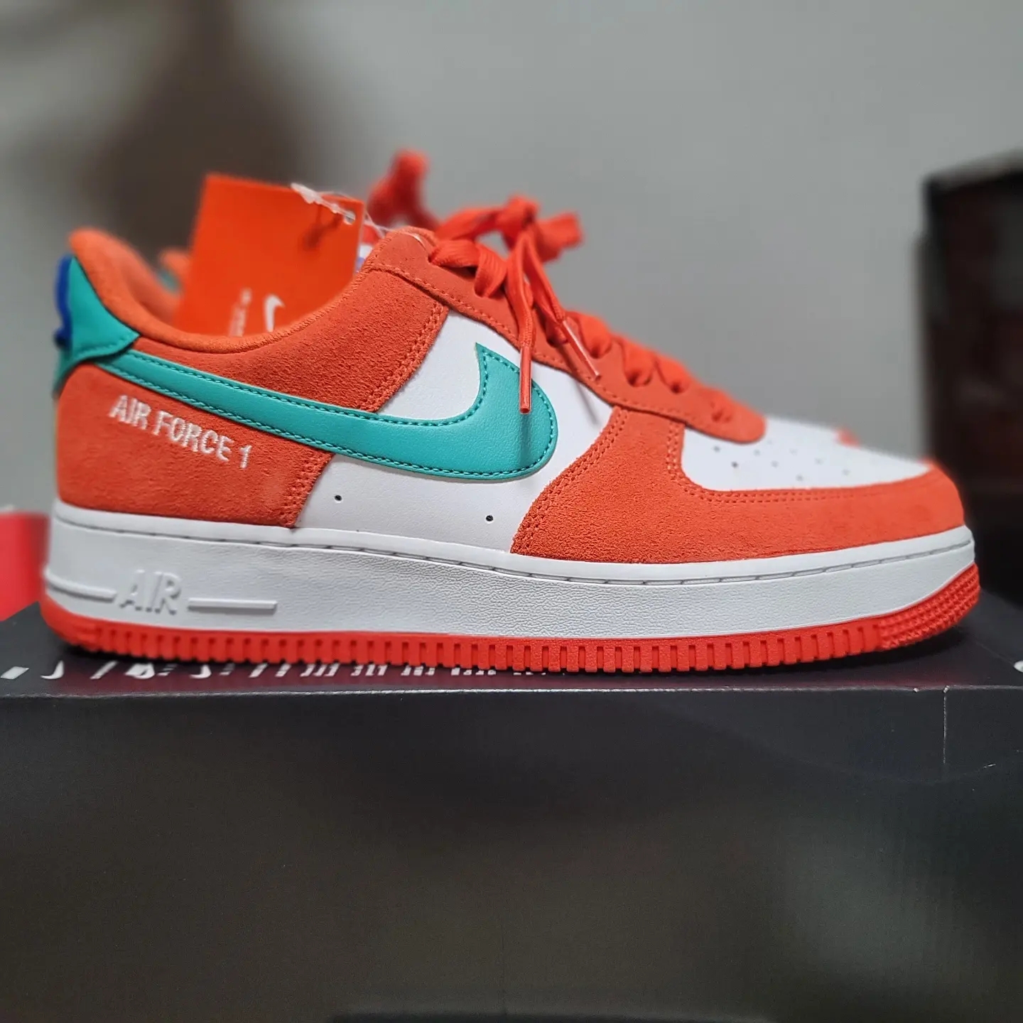Nike Air Force 1 '07 LV8 Athletic Club Rush Orange Washed Teal 착용 스타일 - 1