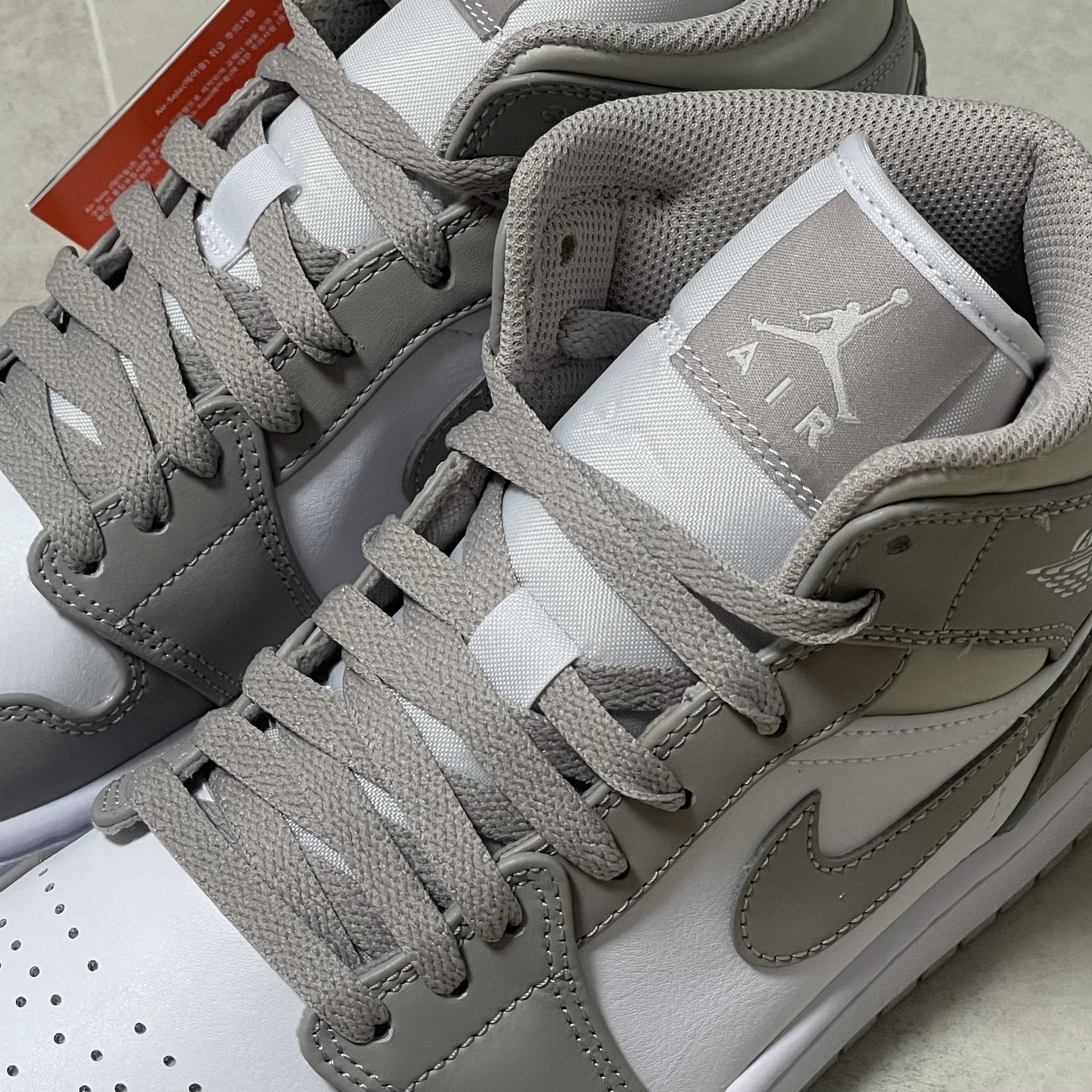 Jordan 1 Mid College Grey 착용 스타일