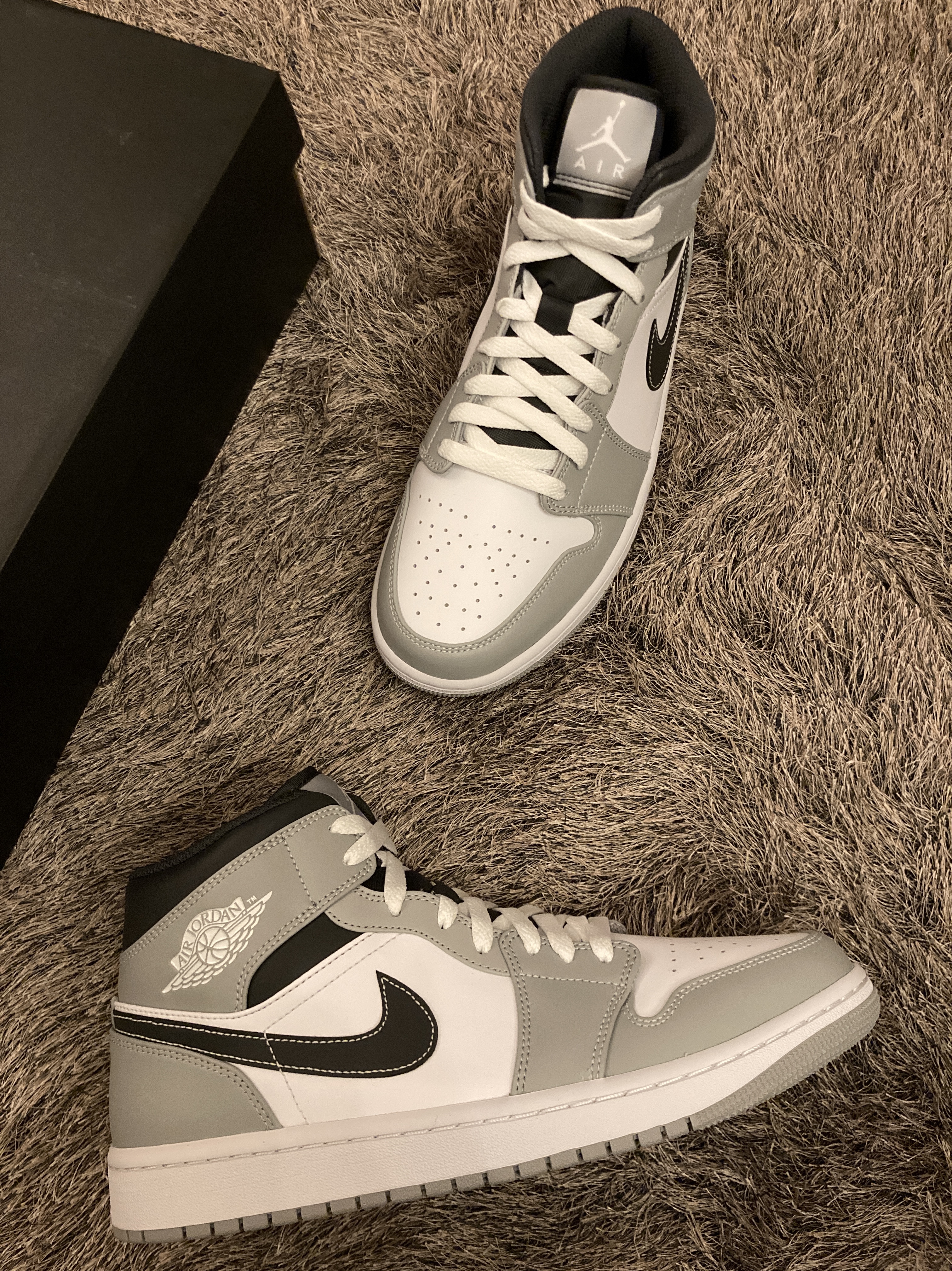 Jordan 1 Mid Light Smoke Grey Anthracite 착용 스타일 - 2