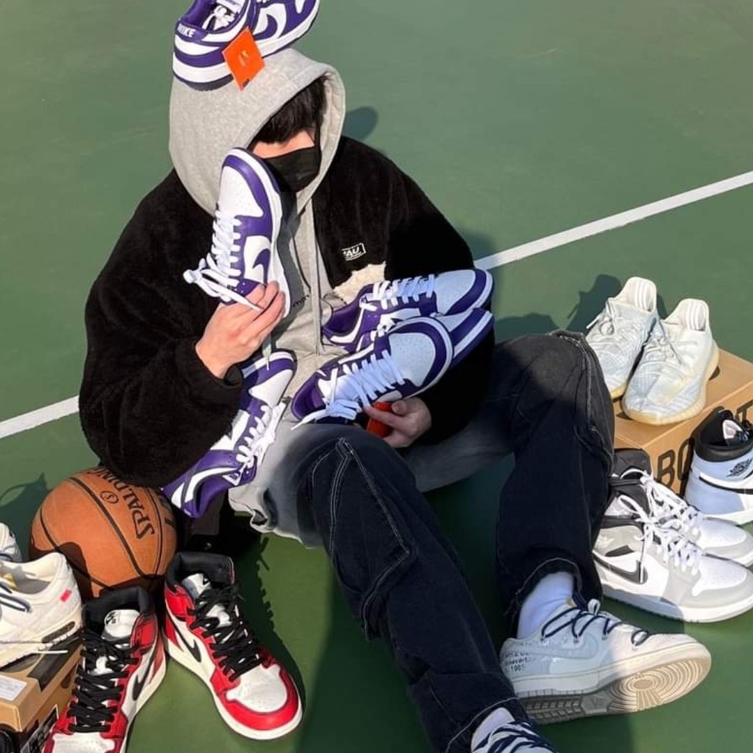 Nike Dunk Low Retro Championship Court Purple, Adidas Yeezy Boost 350 V2 Cloud White - Non-Reflective 착용 스타일