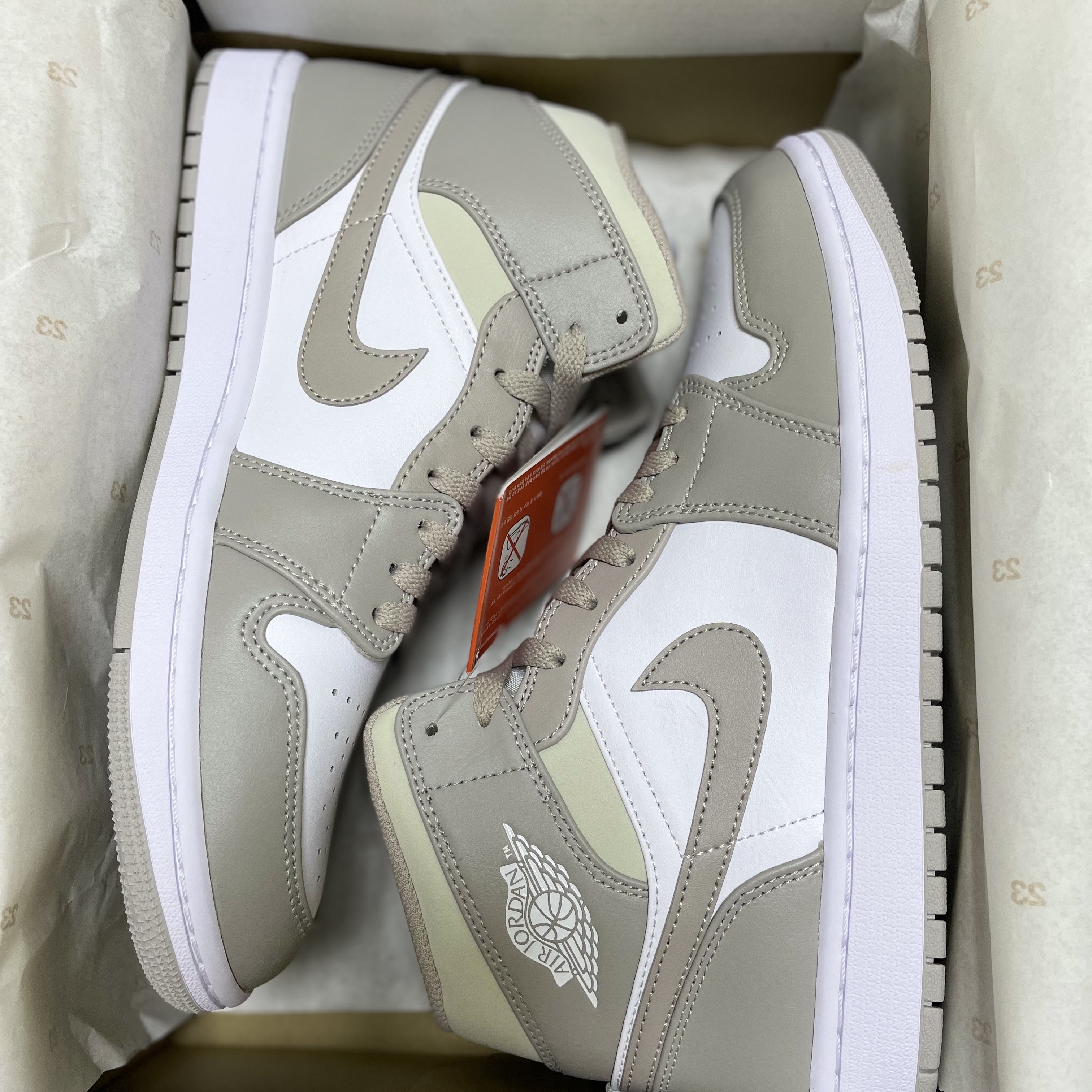 Jordan 1 Mid College Grey 착용 스타일 - 4