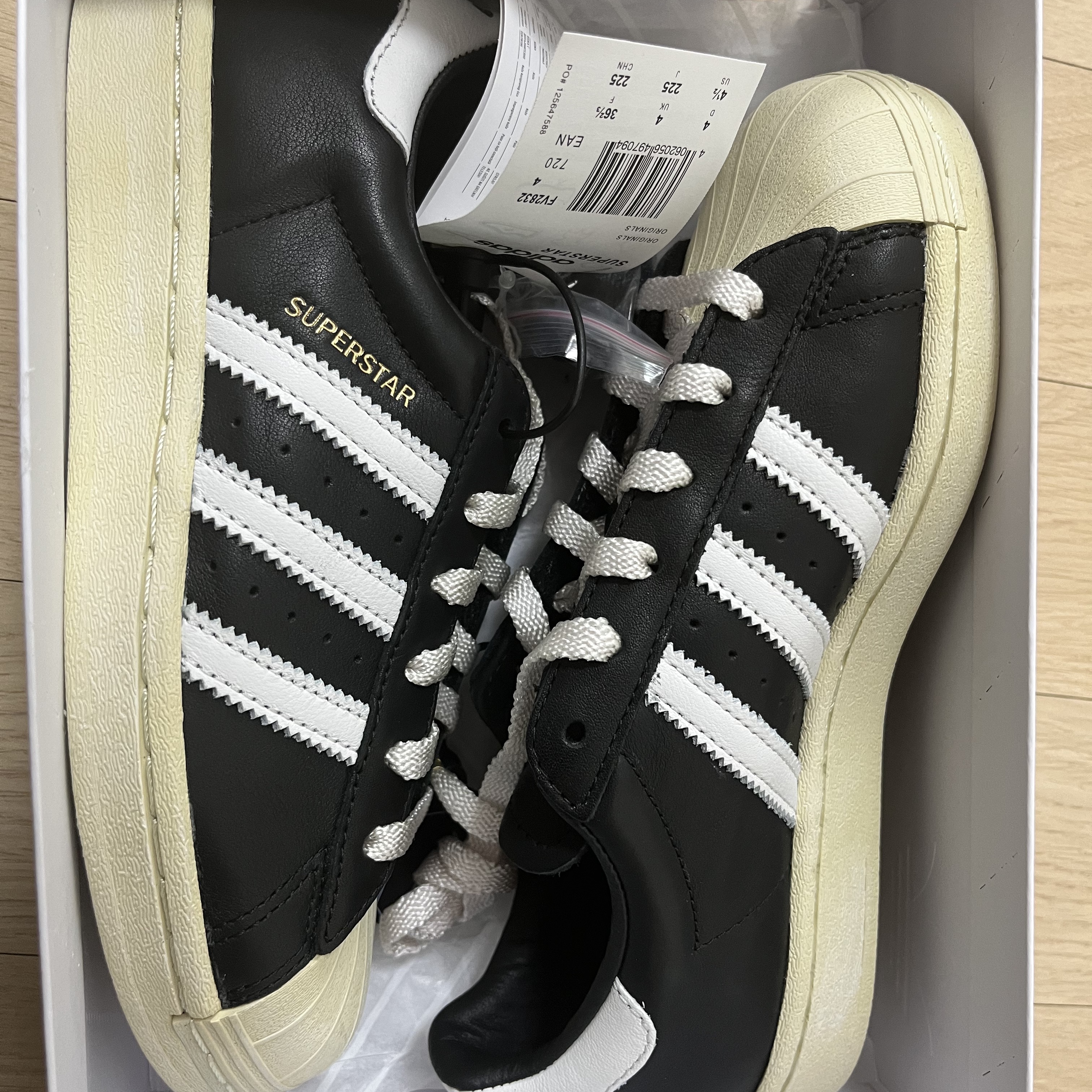 Adidas Superstar Premium Black White 착용 스타일 - 2