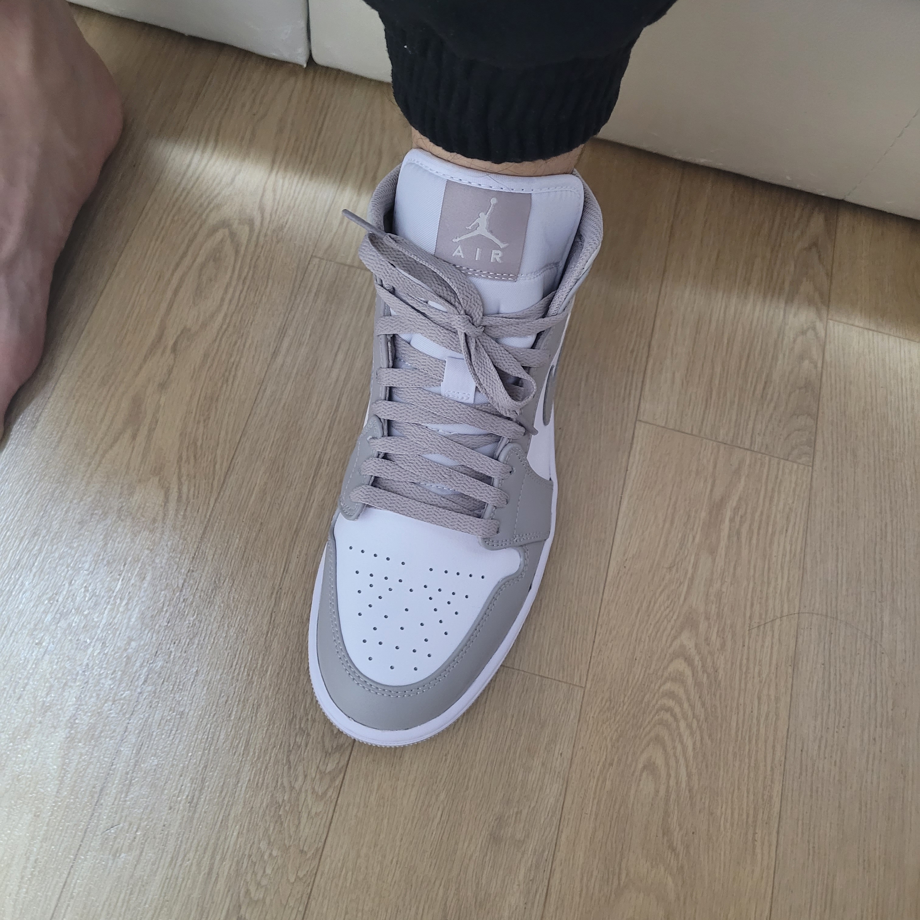 Jordan 1 Mid College Grey 착용 스타일 - 1