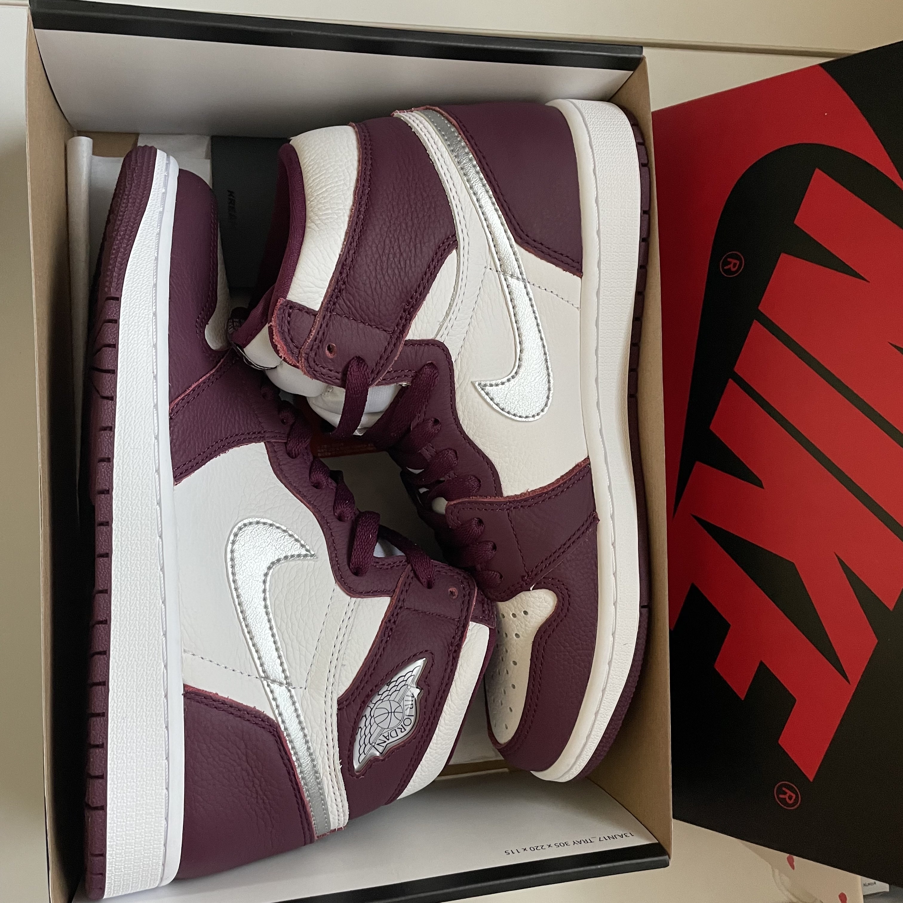 Jordan 1 Retro High OG Bordeaux 착용 스타일 - 1
