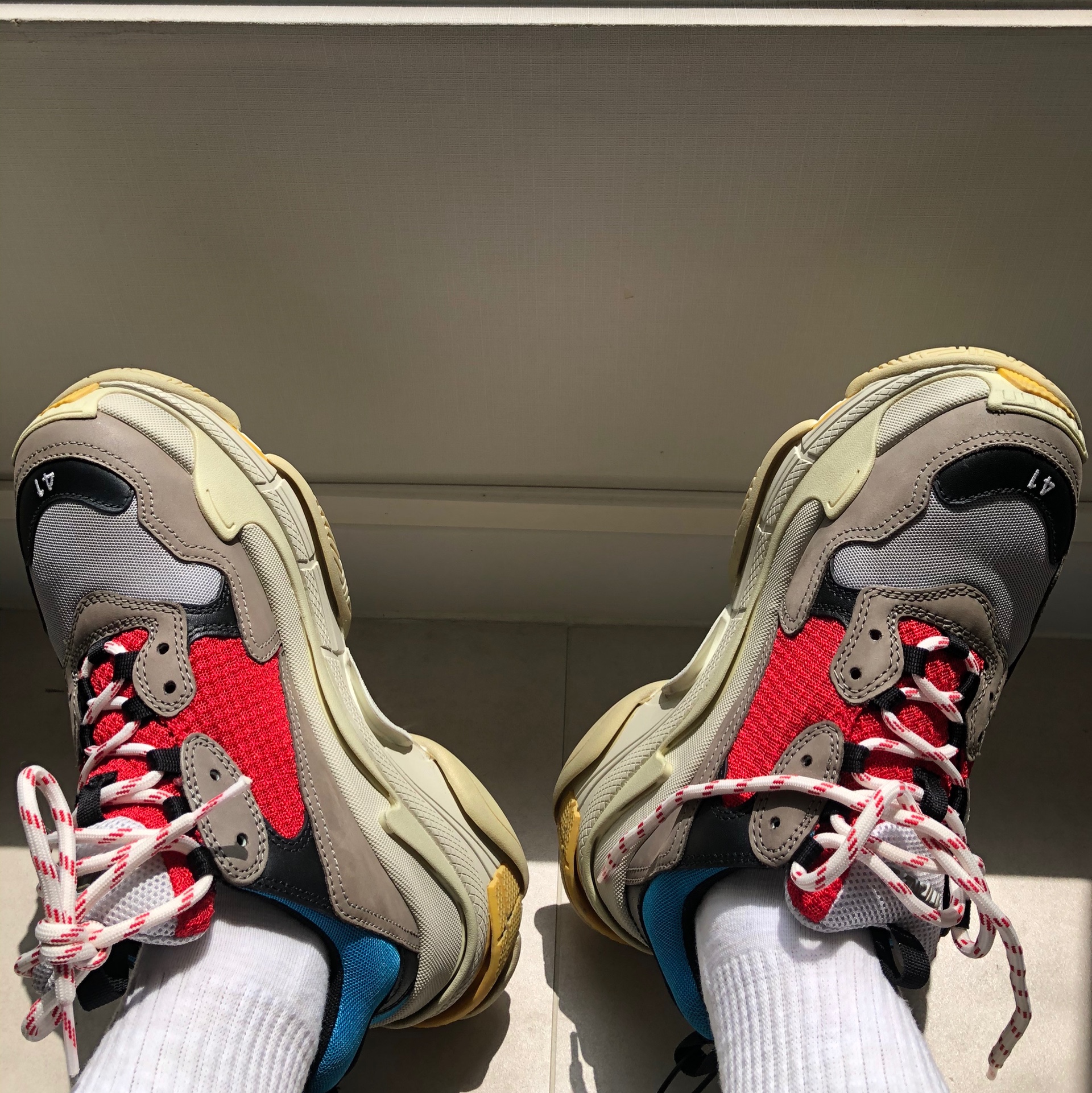 Balenciaga Triple S Grey Red Blue 2018 Reissue 착용 스타일 - 2