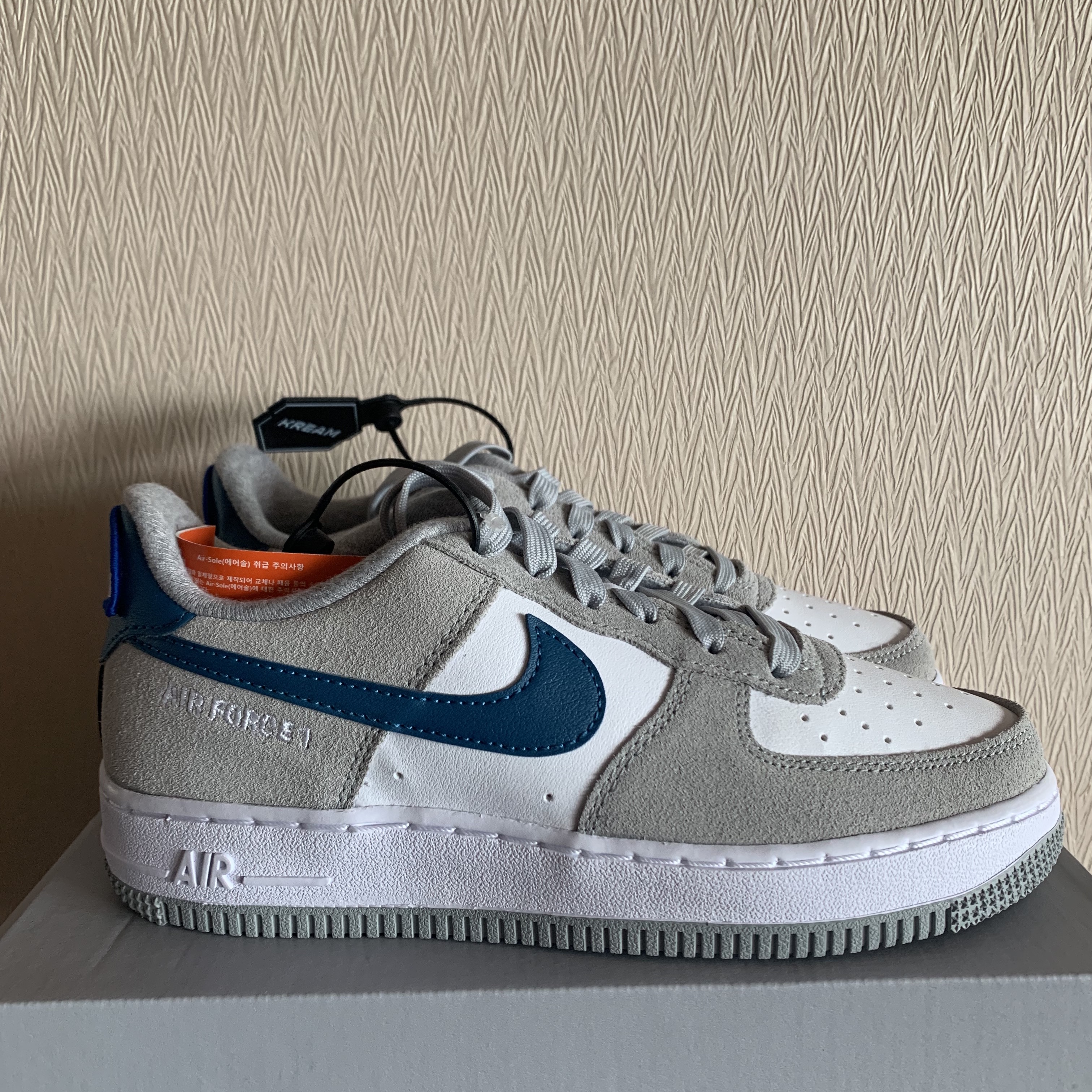 (GS) Nike Air Force 1 LV8 Athletic Club Light Smoke Grey Marina 착용 스타일