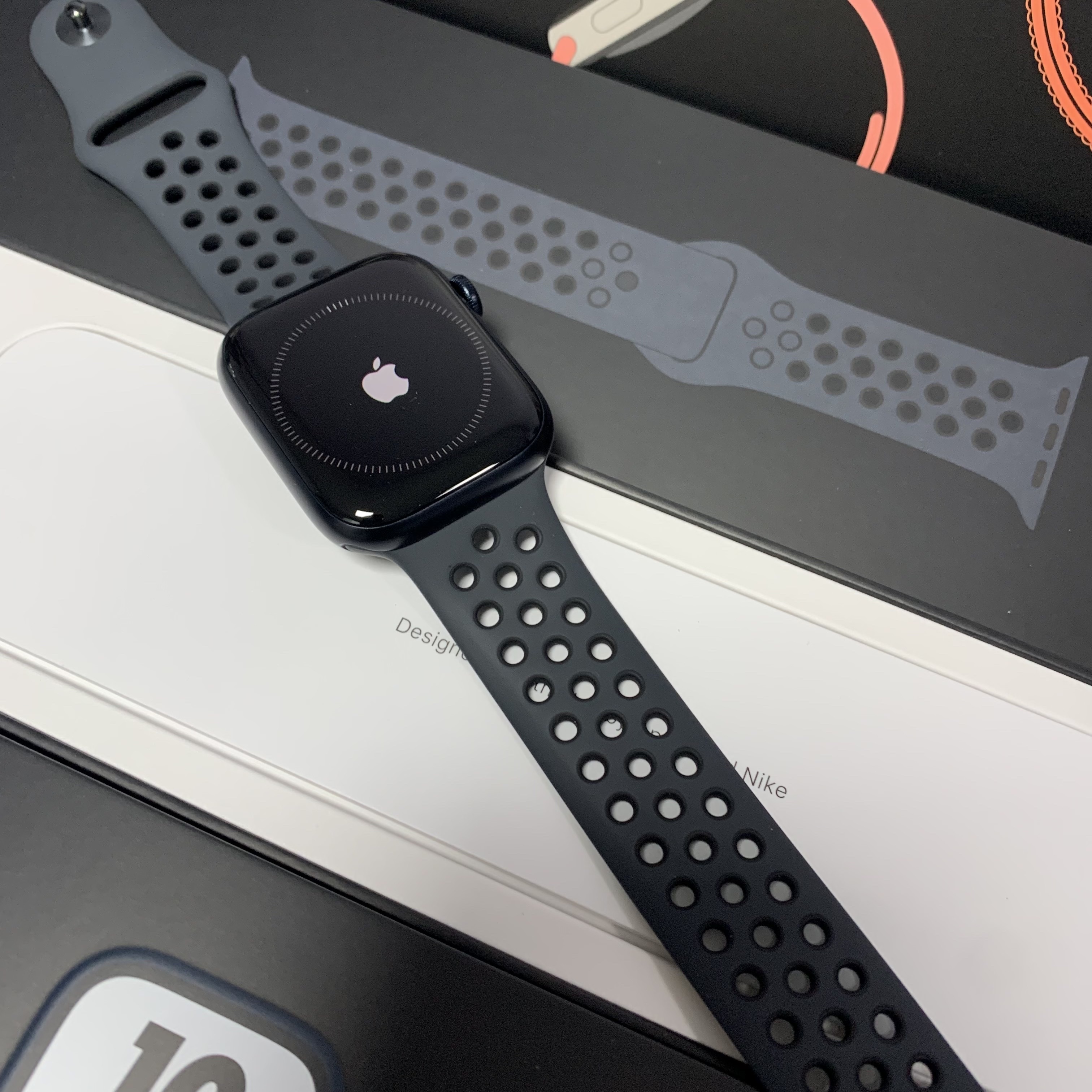 Apple Watch Nike Series 7 45mm GPS Midnight Aluminum Case with Nike Sport Band Anthracite Black (Korean Ver.) 착용 스타일