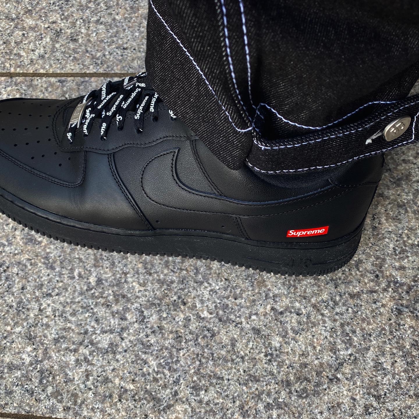 Nike x Supreme Air Force 1 Low Black 착용 스타일 - 3