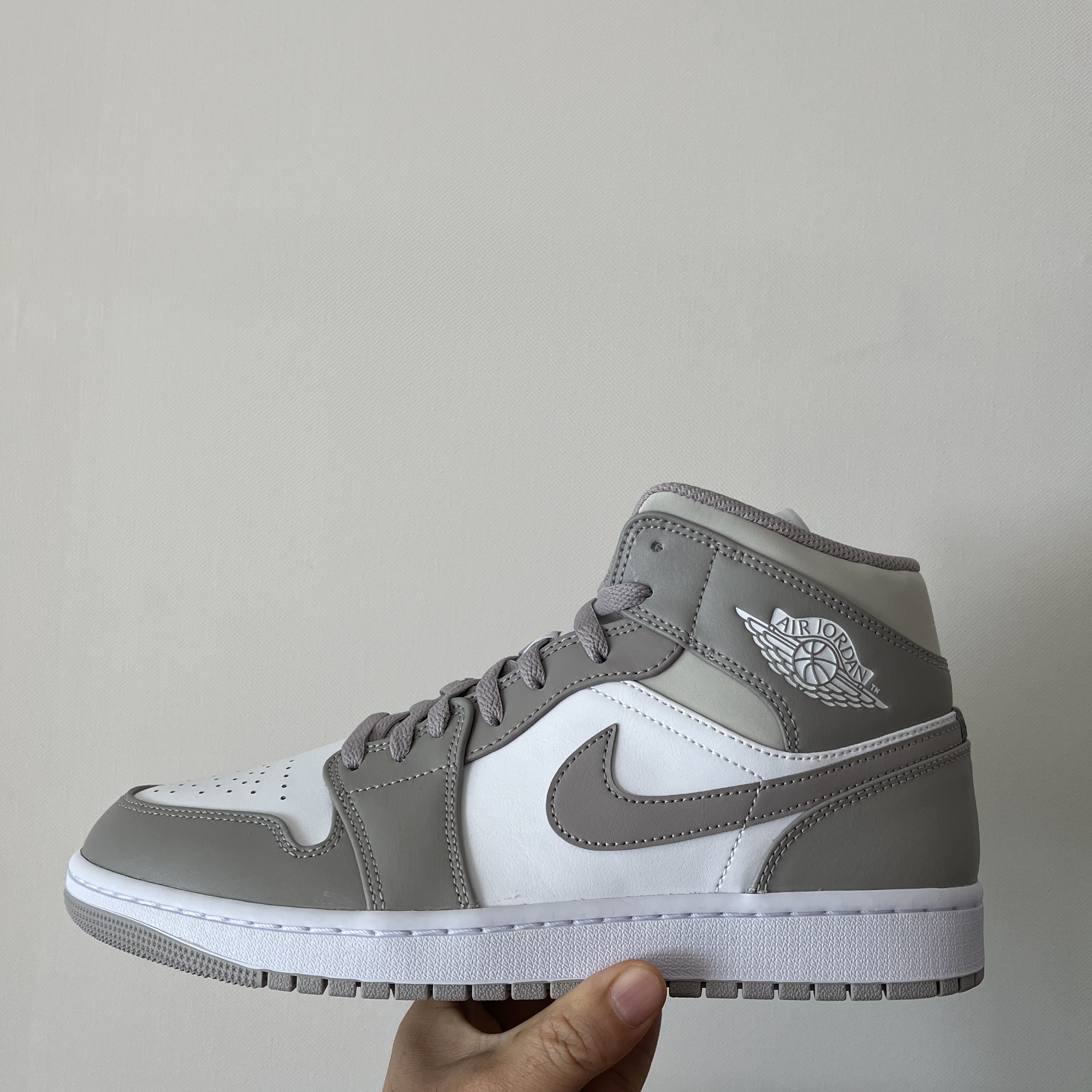 Jordan 1 Mid College Grey 착용 스타일 - 1