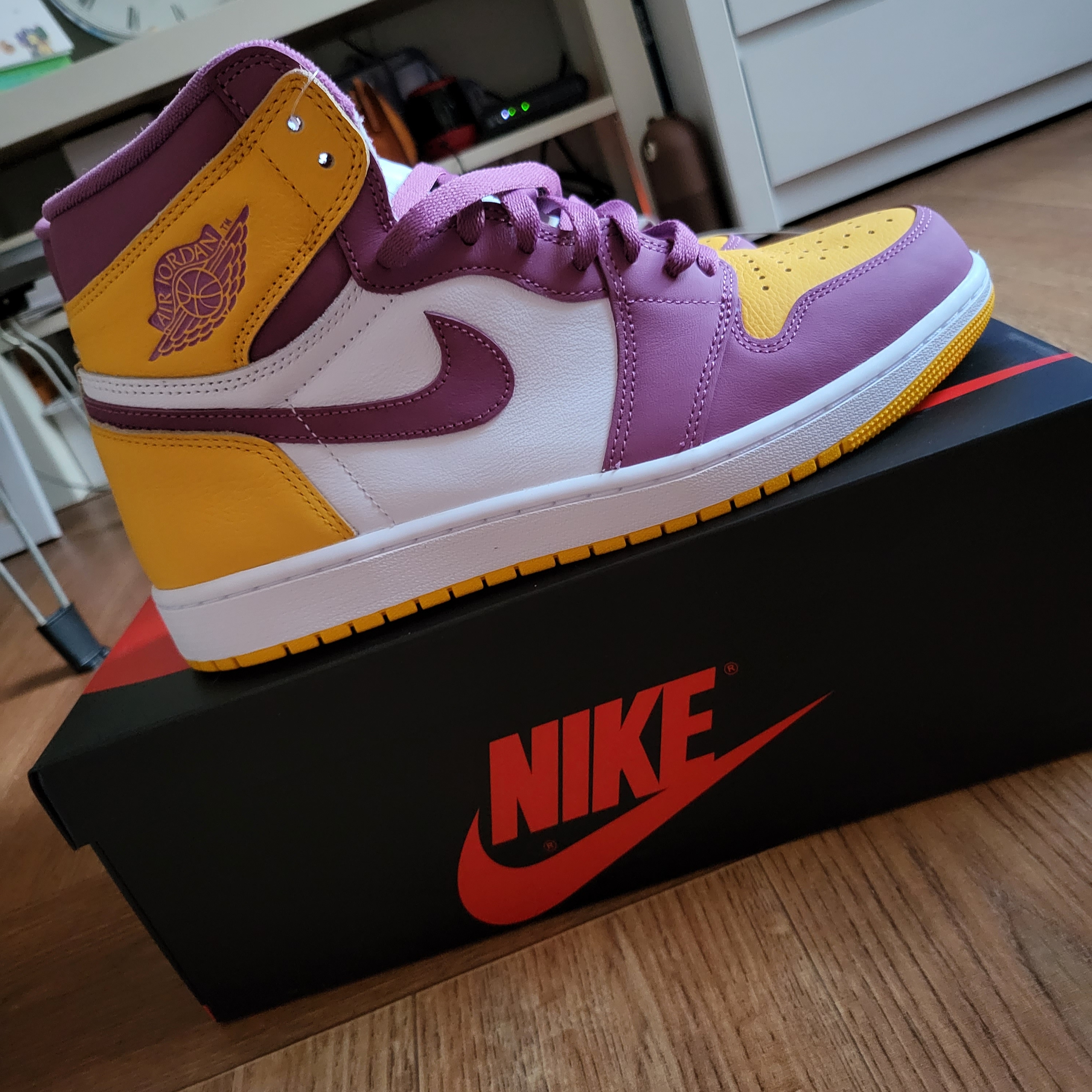 Jordan 1 Retro High OG Craft, Jordan 1 Retro High OG University Gold Light Bordeaux 착용 스타일 - 2
