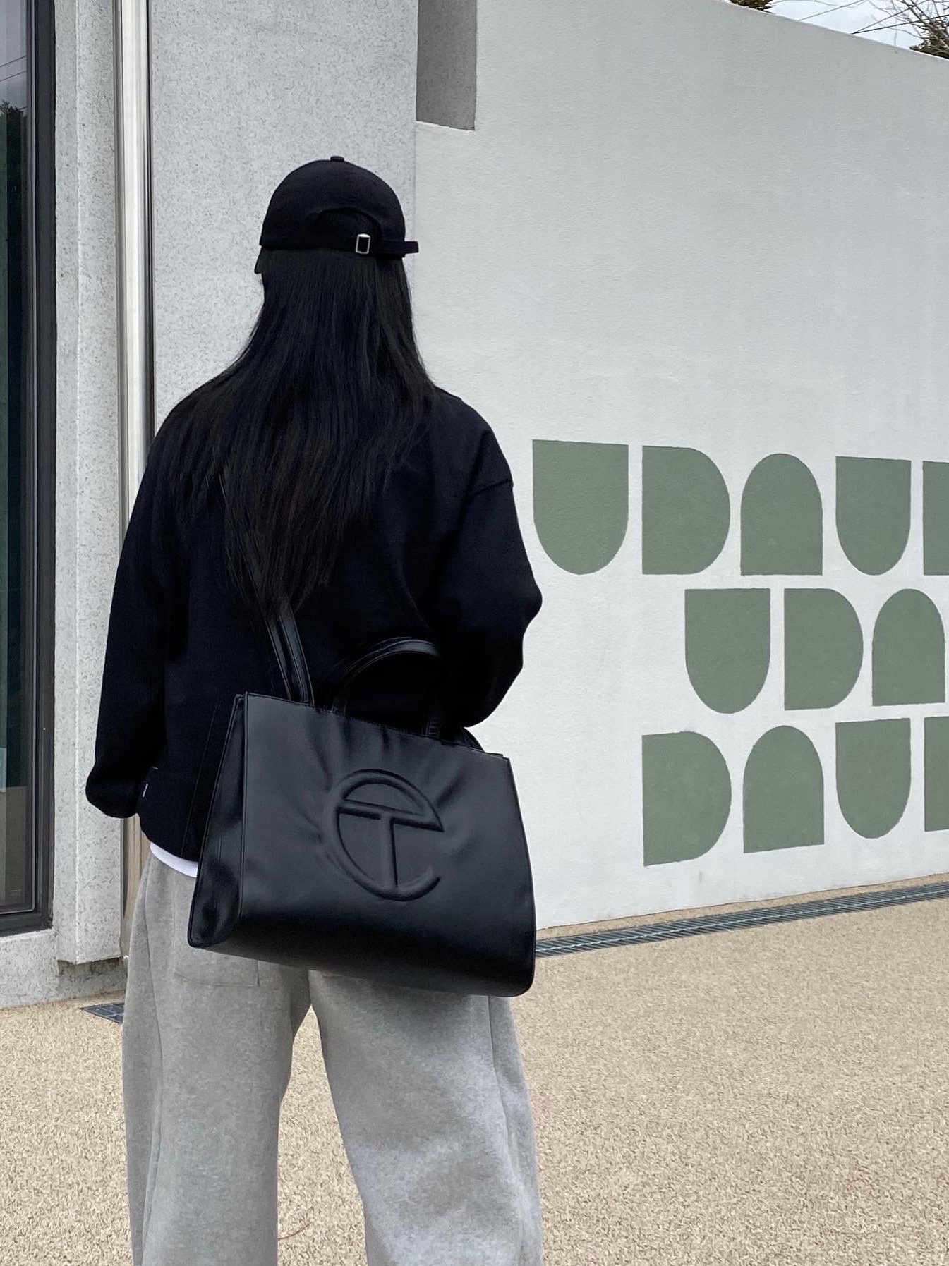 Telfar Medium Shopping Bag Black 착용 스타일 - 3