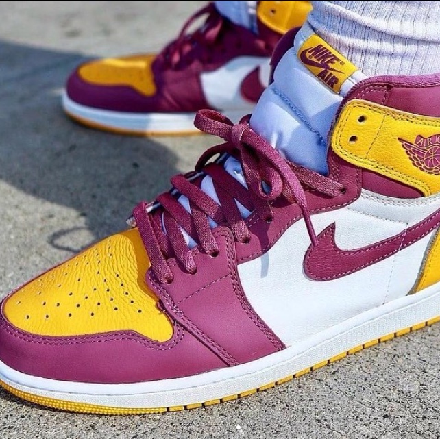 Jordan 1 Retro High OG University Gold Light Bordeaux, (GS) Jordan 1 Retro High OG University Gold Light Bordeaux 착용 스타일 - 2