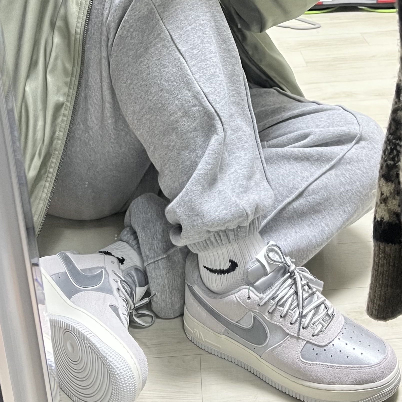 (W) Nike Air Force 1 '07 LX Light Smoke Grey, Nike NRG Solo Swoosh Satin Bomber Jacket Light Army - US/EU 착용 스타일 - 1