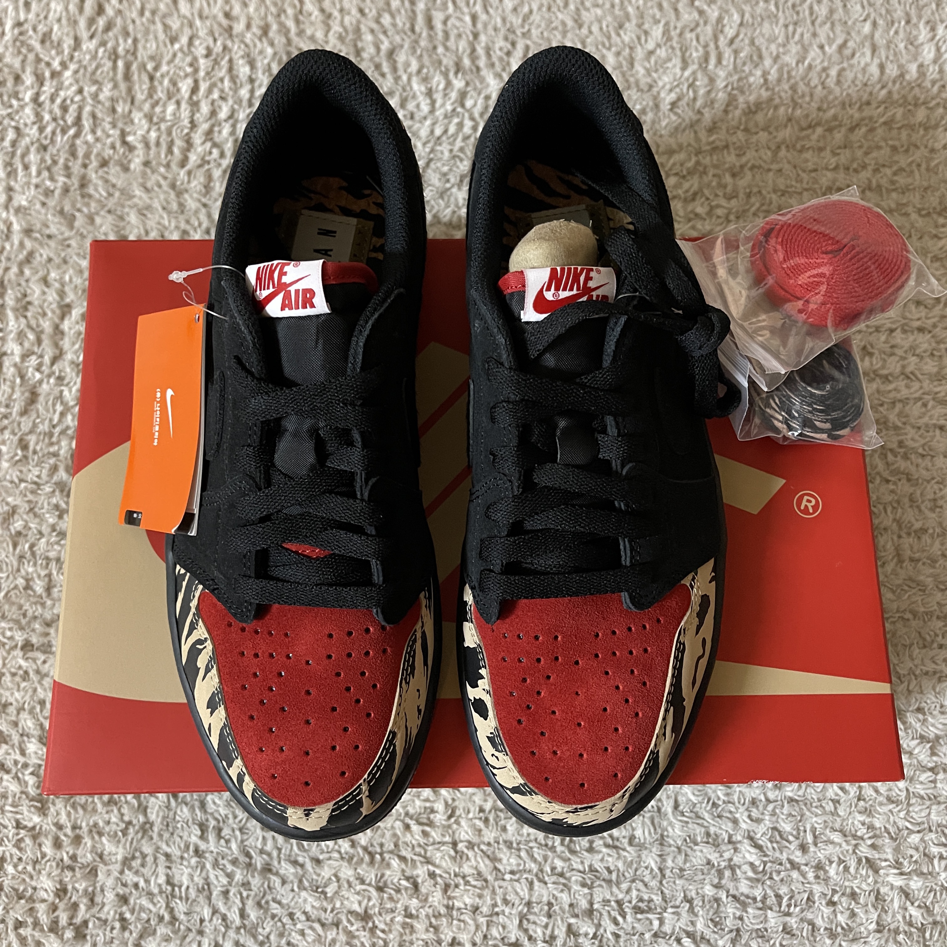 Jordan 1 x SoleFly Retro Low OG SP Black and Sport Red 착용 스타일