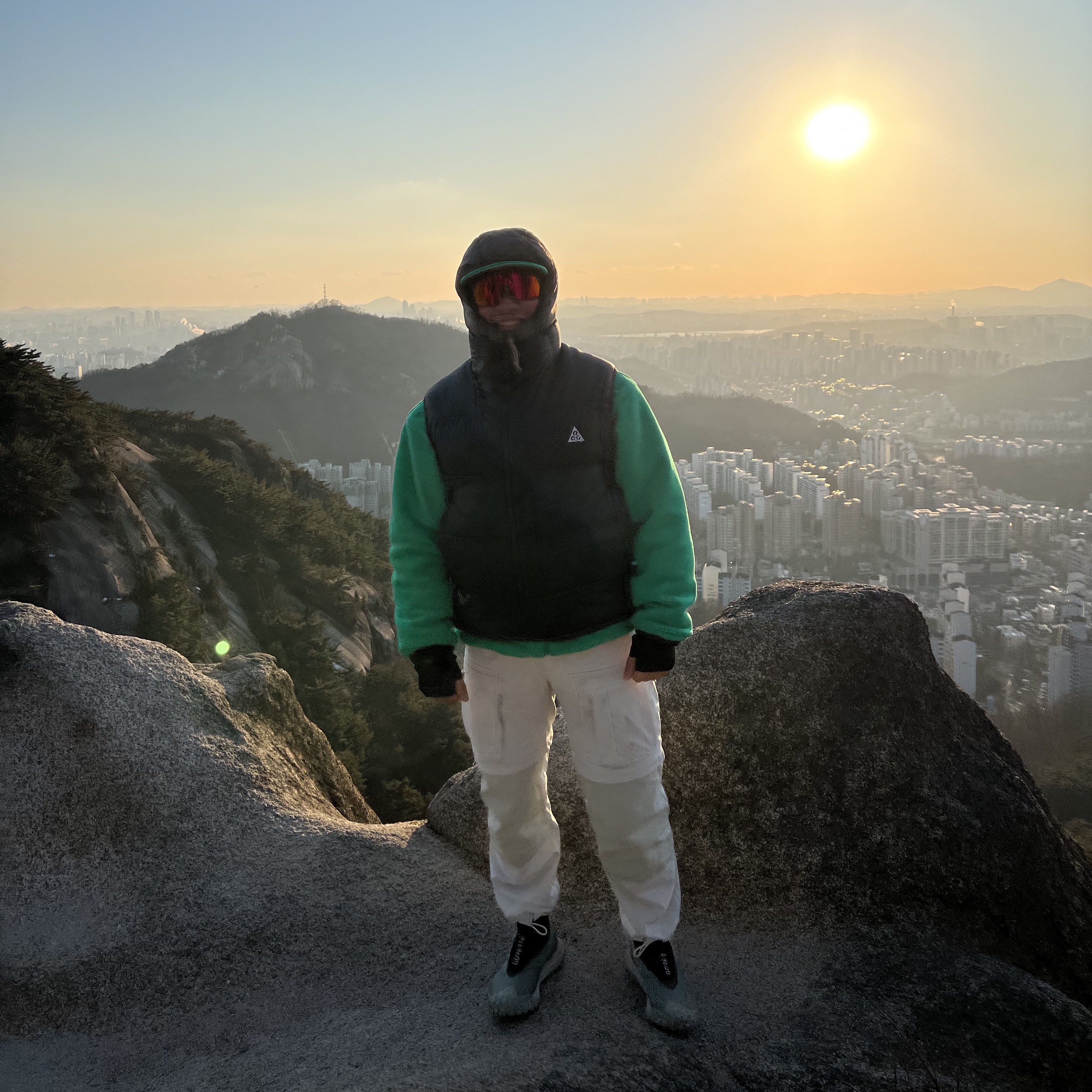 Nike ACG Therma-Fit ADV Lunar Lake Puffer Vest Black - Asia, Nike ACG Smith Summit Cargo Pants Light Bone - Asia 착용 스타일 - 1