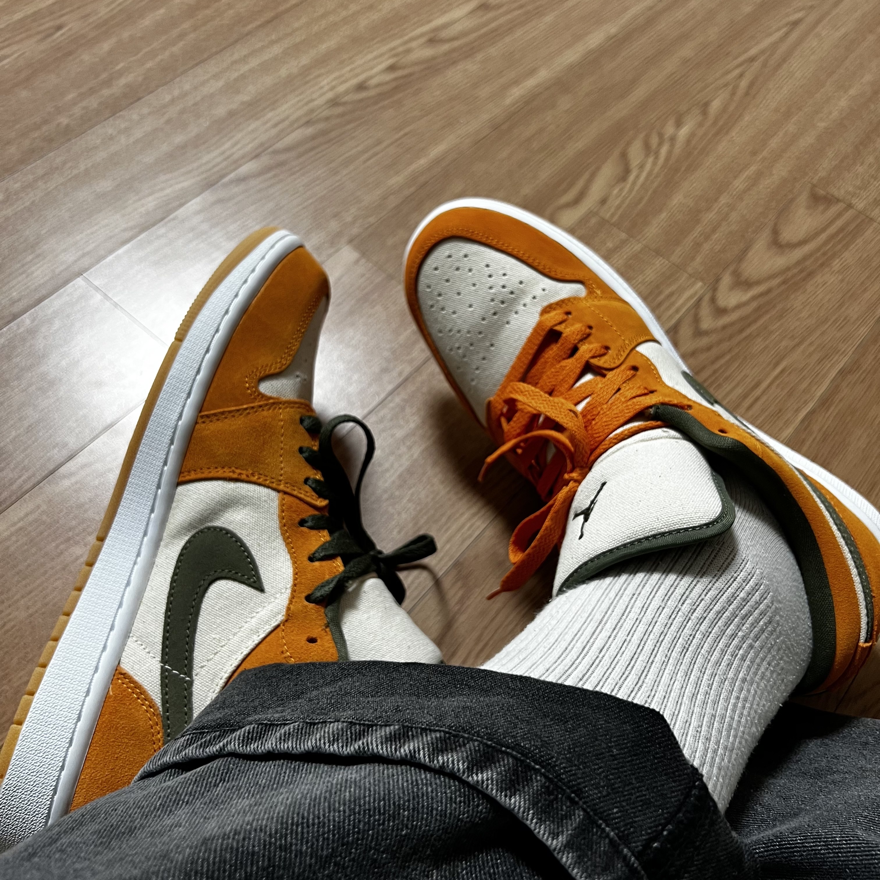 Jordan 1 Low SE Light Curry 착용 스타일 - 1
